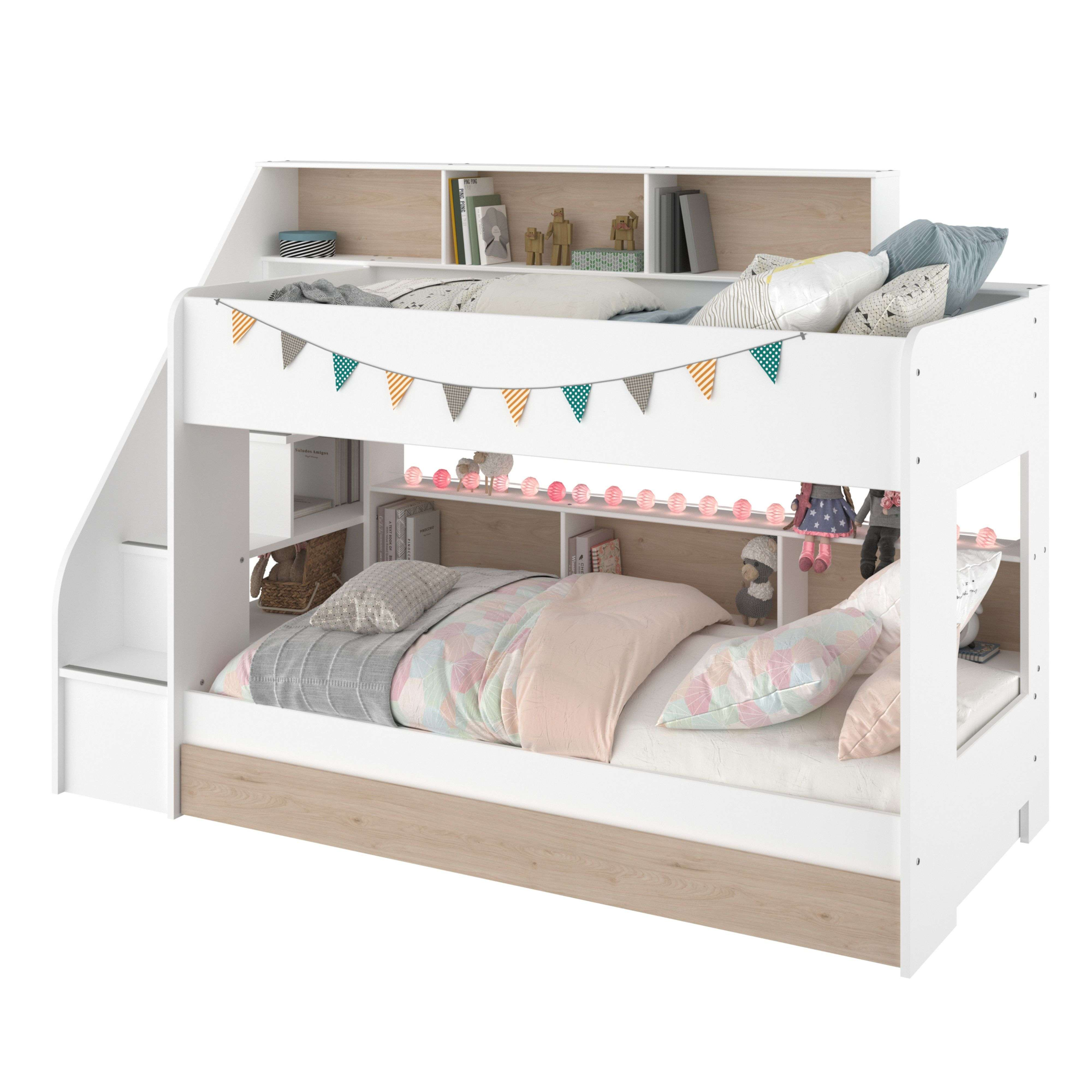 Una litera blanca con detalles en madera, ropa de cama y decoraciones.