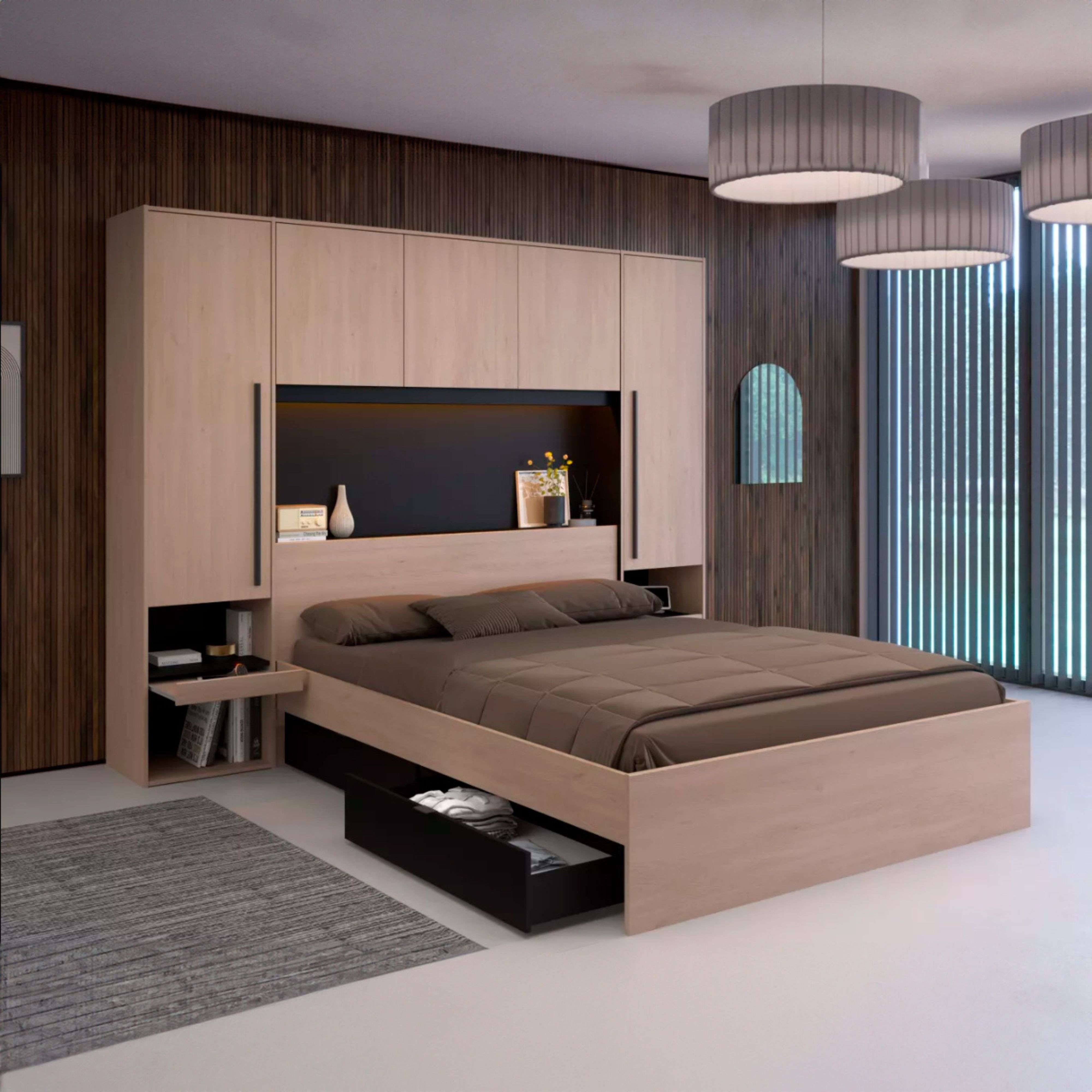 Un dormitorio moderno con cama, mesitas de noche y armarios empotrados.