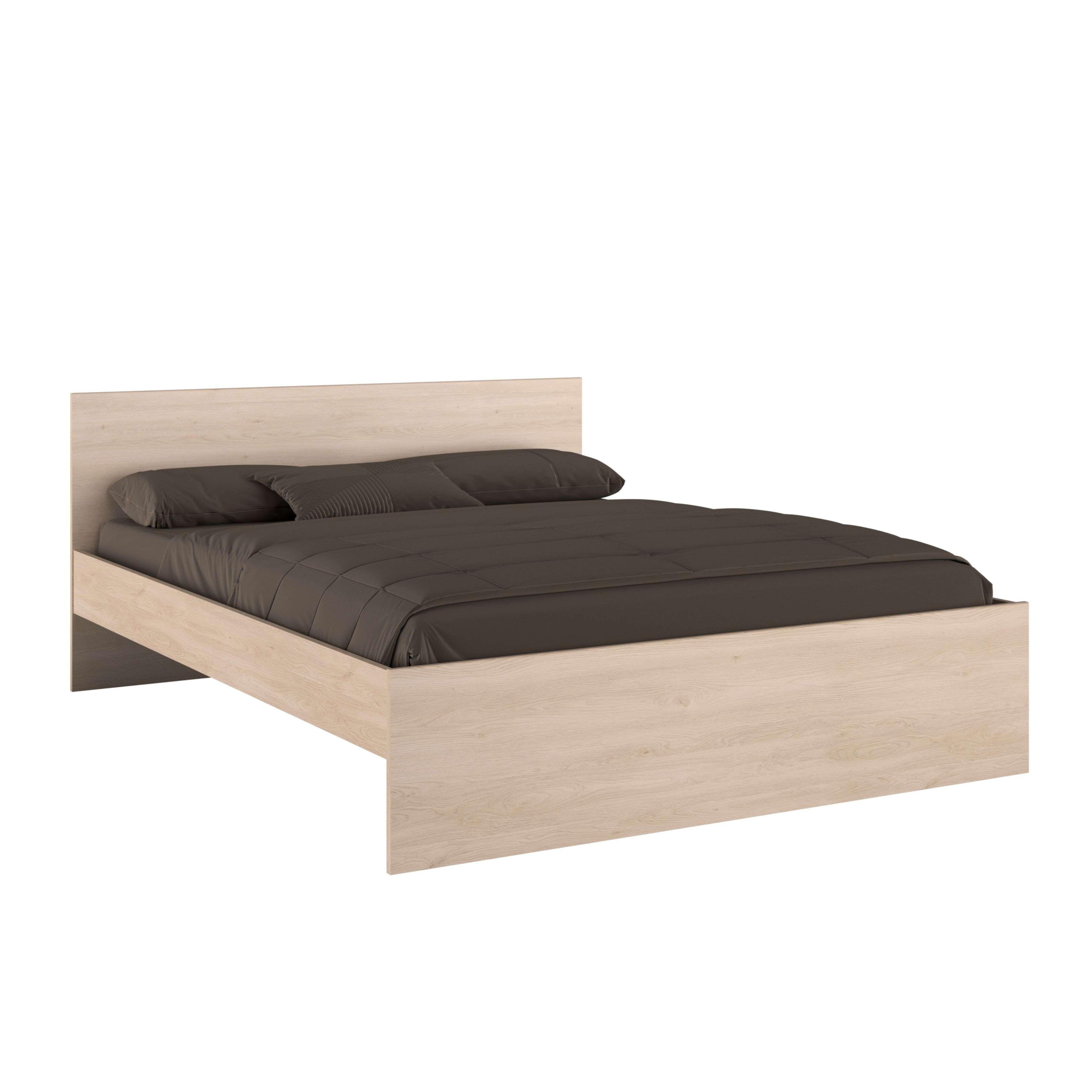 Una cama de madera clara con ropa de cama oscura y dos almohadas.