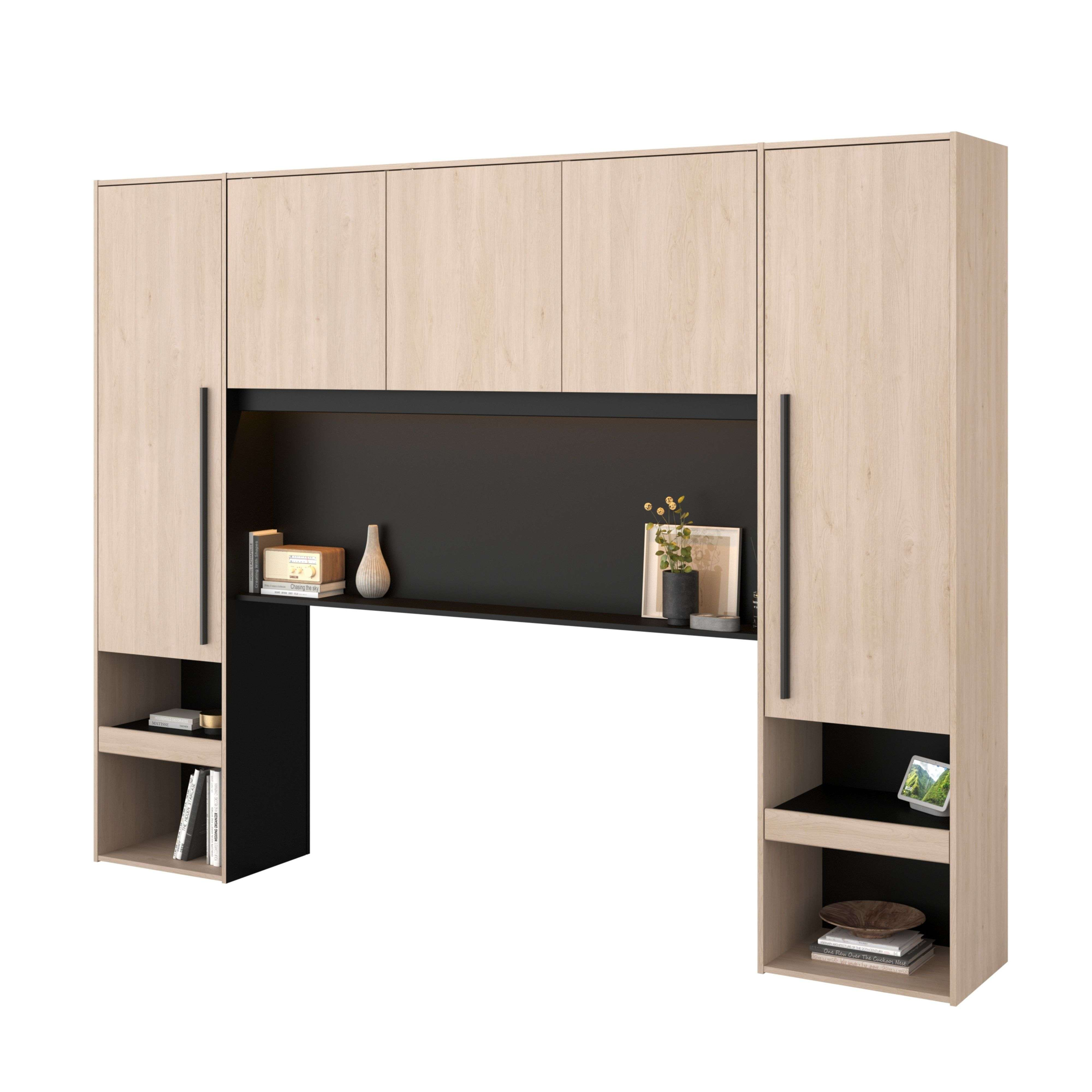 Estantería de madera clara con detalles negros, libros, jarrón y radio.