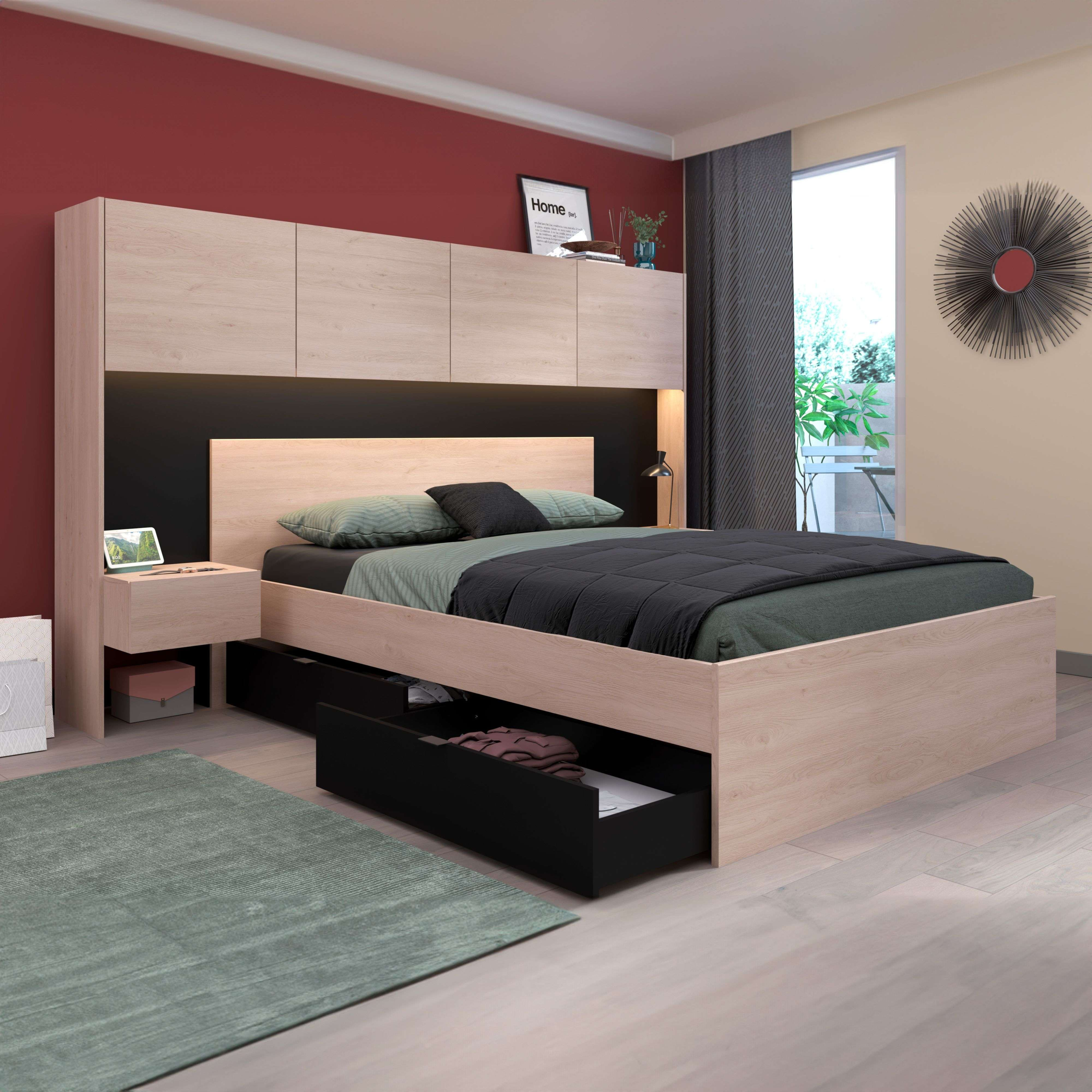 Dormitorio moderno con cama, mesita de noche, armario y alfombra.
