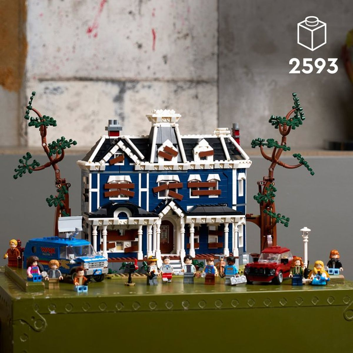 Hawkins evinin Lego kopyası, figürler, kamyonet ve araba ile.