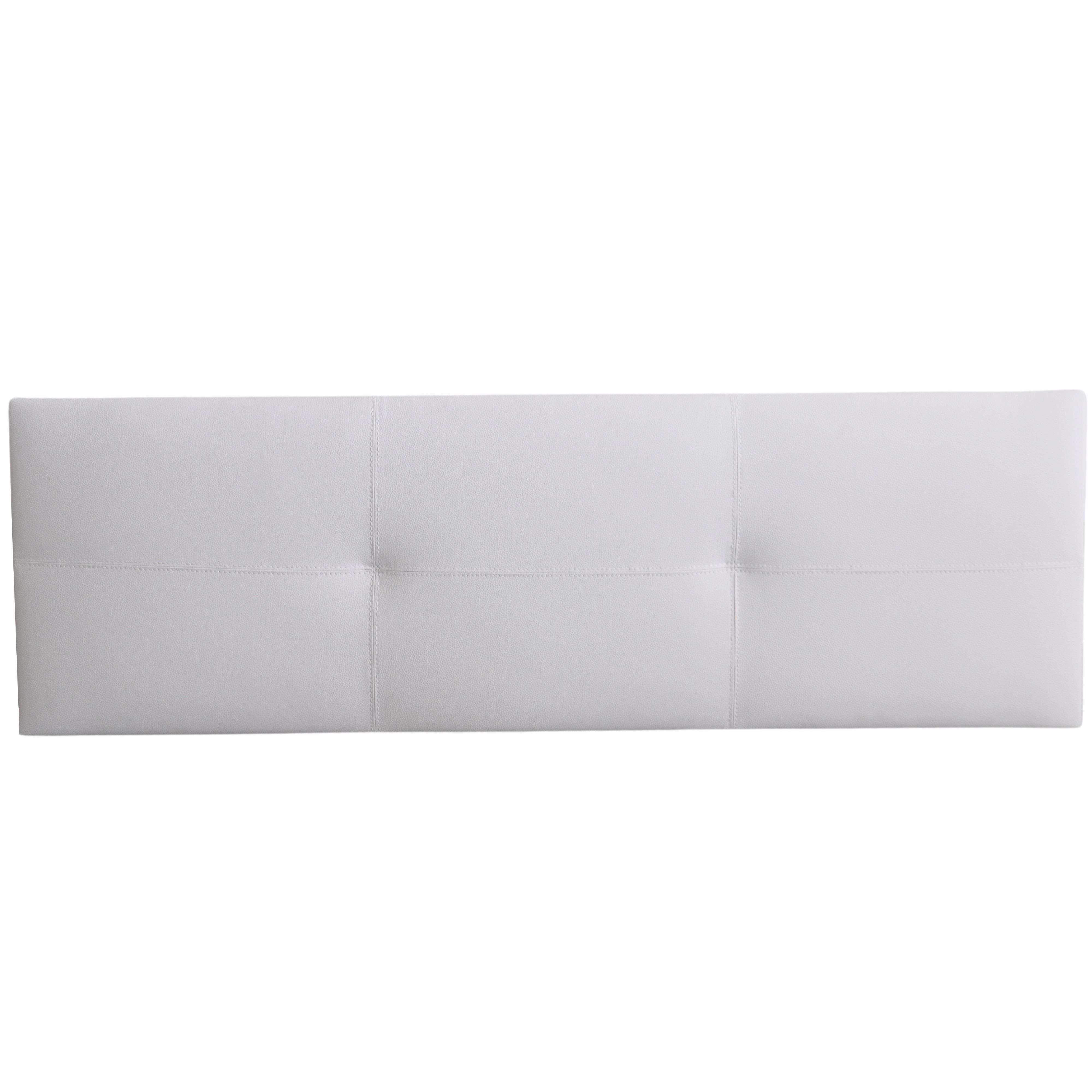 Un cabecero blanco con tres paneles capitoné y costuras.