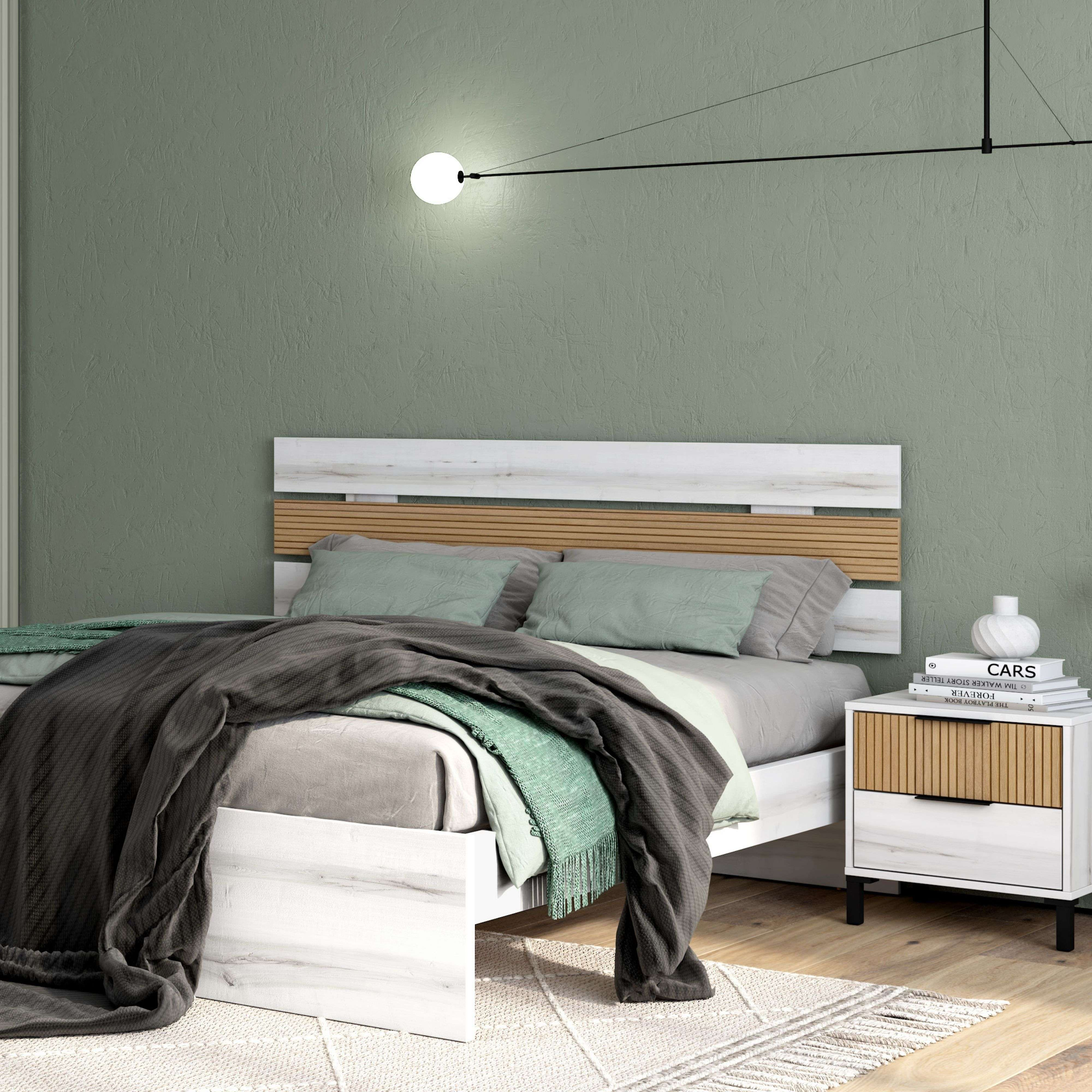 Un dormitorio moderno con cama, mesita de noche y lámpara de pared.
