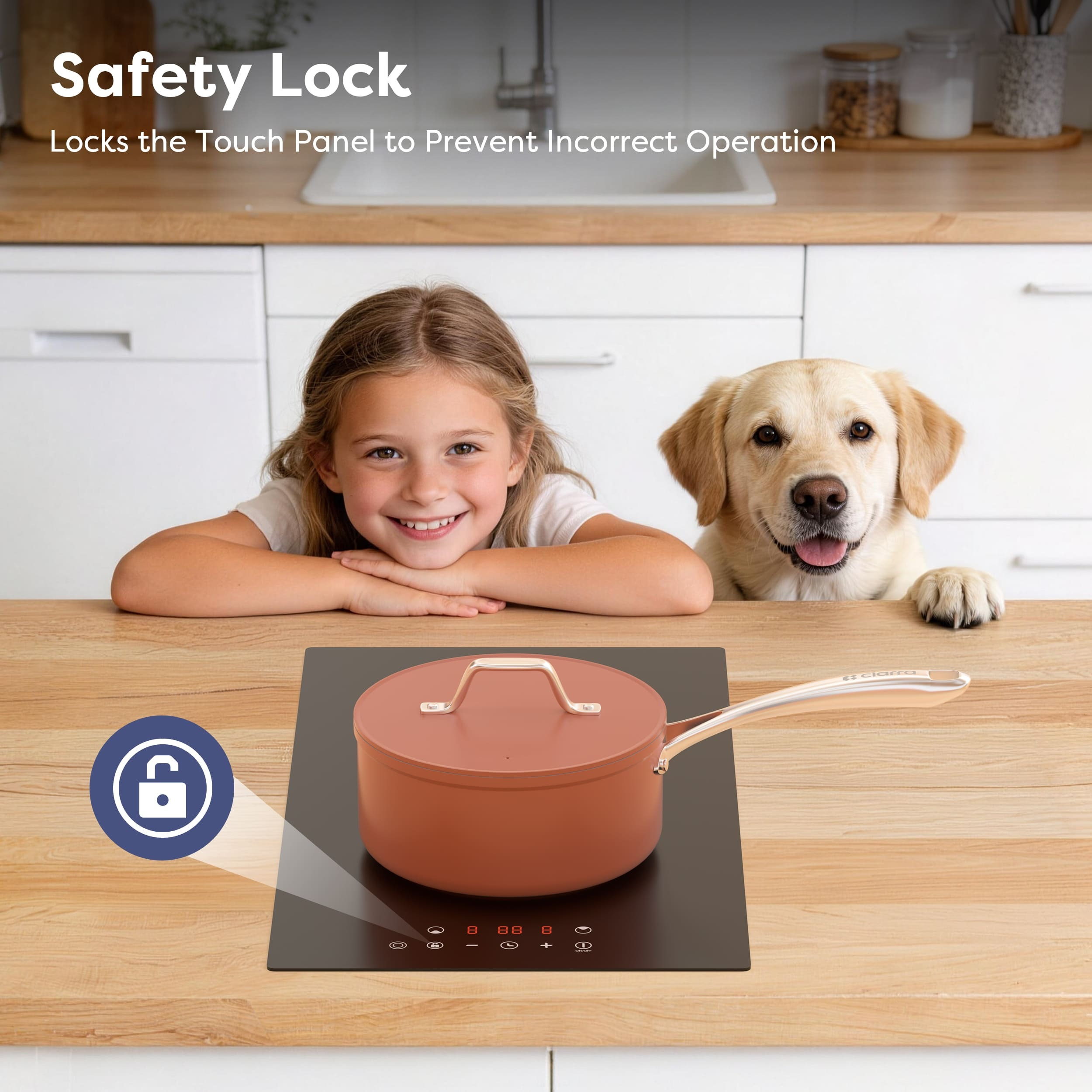 Une fille et un chien regardent par-dessus un comptoir en bois vers une plaque à induction.