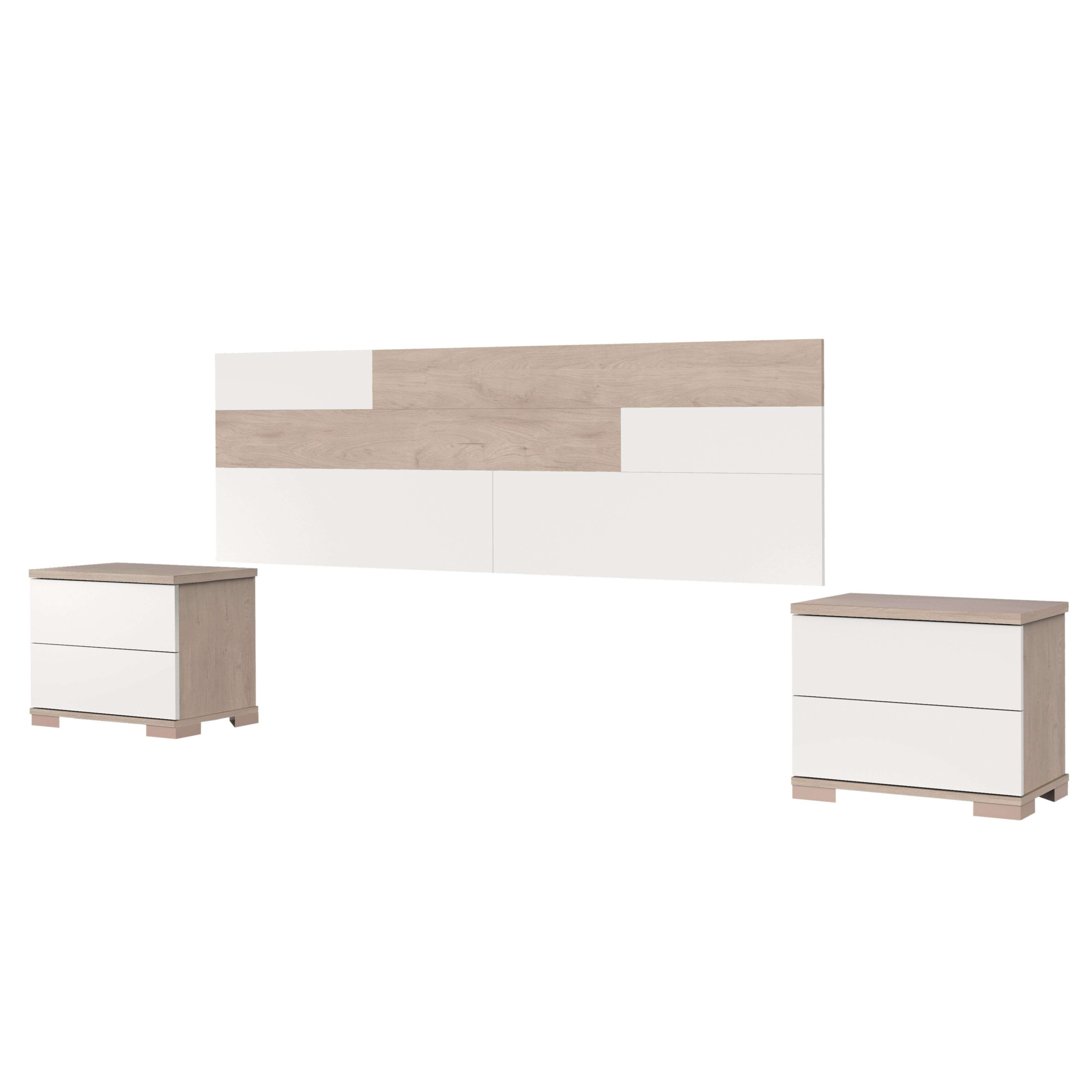 Un cabecero blanco con detalles de madera y dos mesitas de noche con cajones blancos.