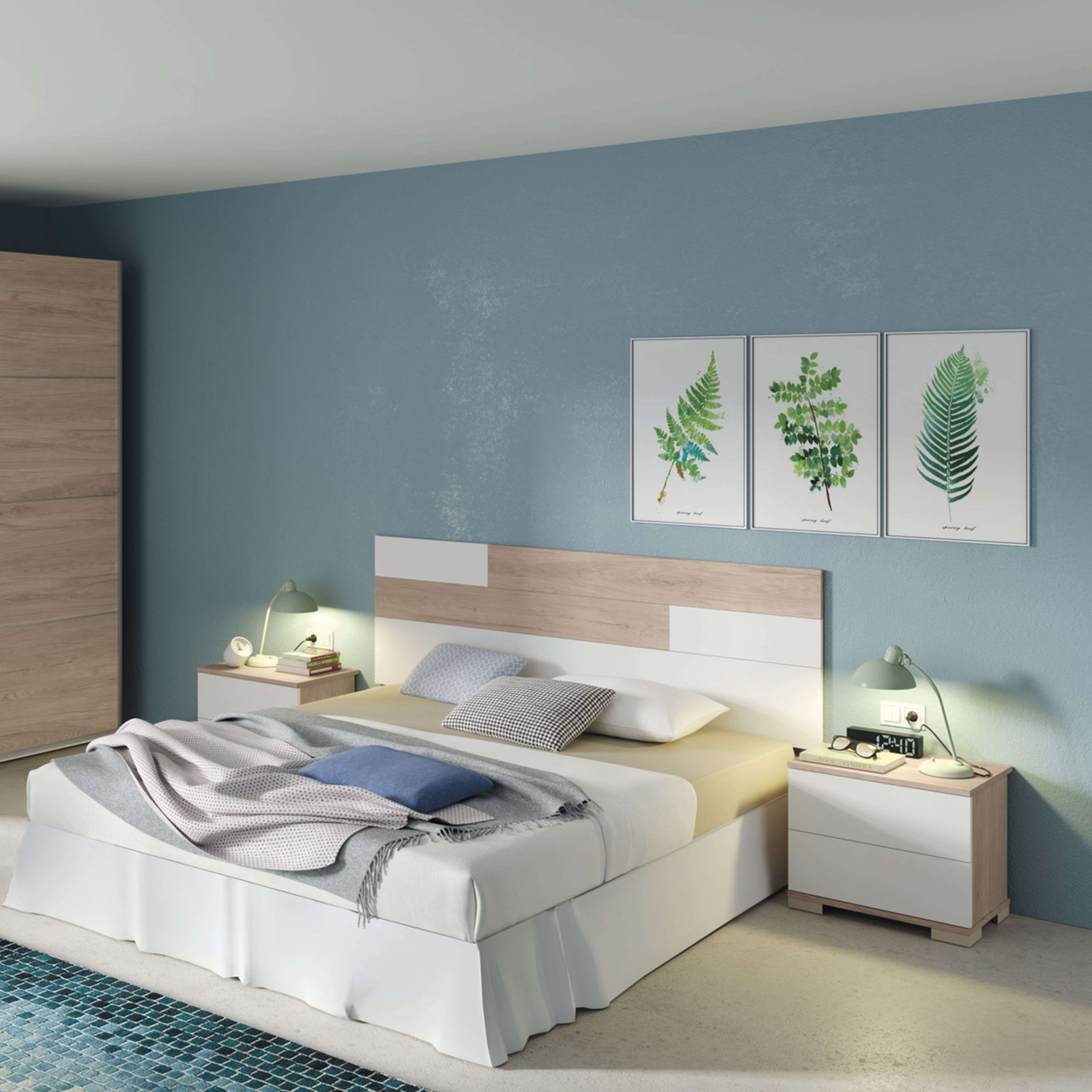 Un dormitorio con paredes azules, cama, mesitas de noche, lámpara y armario.