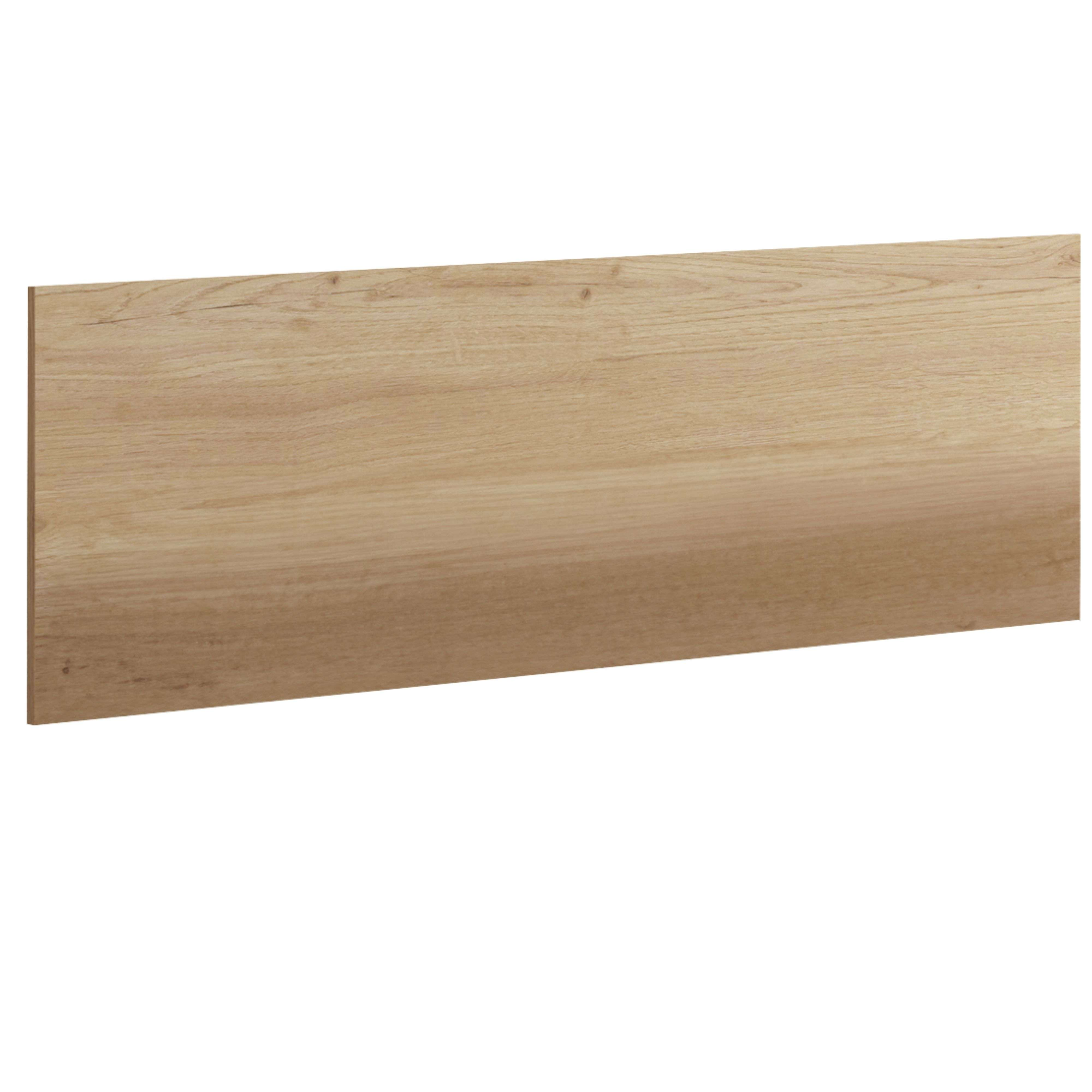 Una tabla de madera clara con veta, aislada sobre fondo blanco.