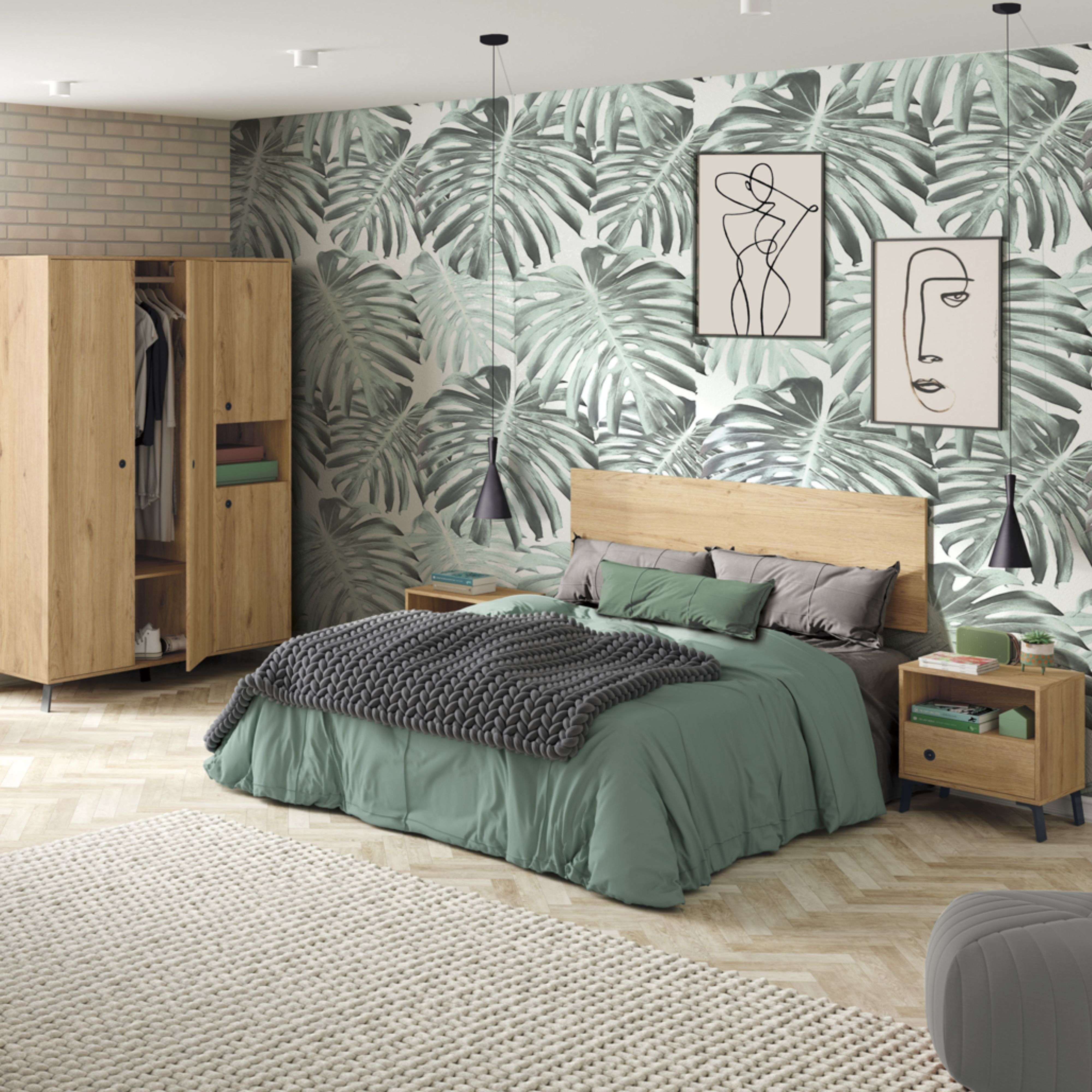 Un dormitorio con papel tapiz estampado, cama, armario y alfombra.