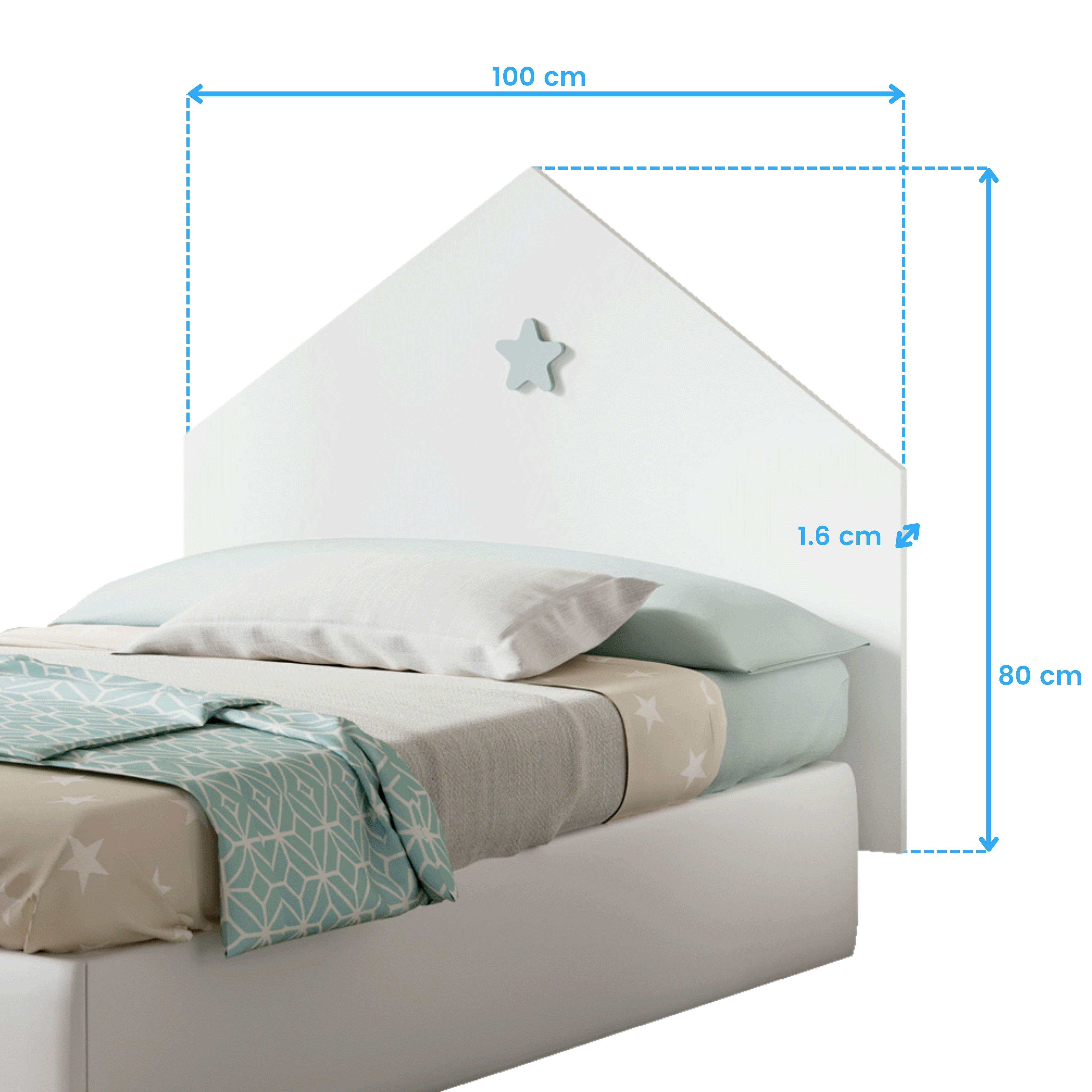 Una cama infantil blanca con decoración de estrellas y medidas.