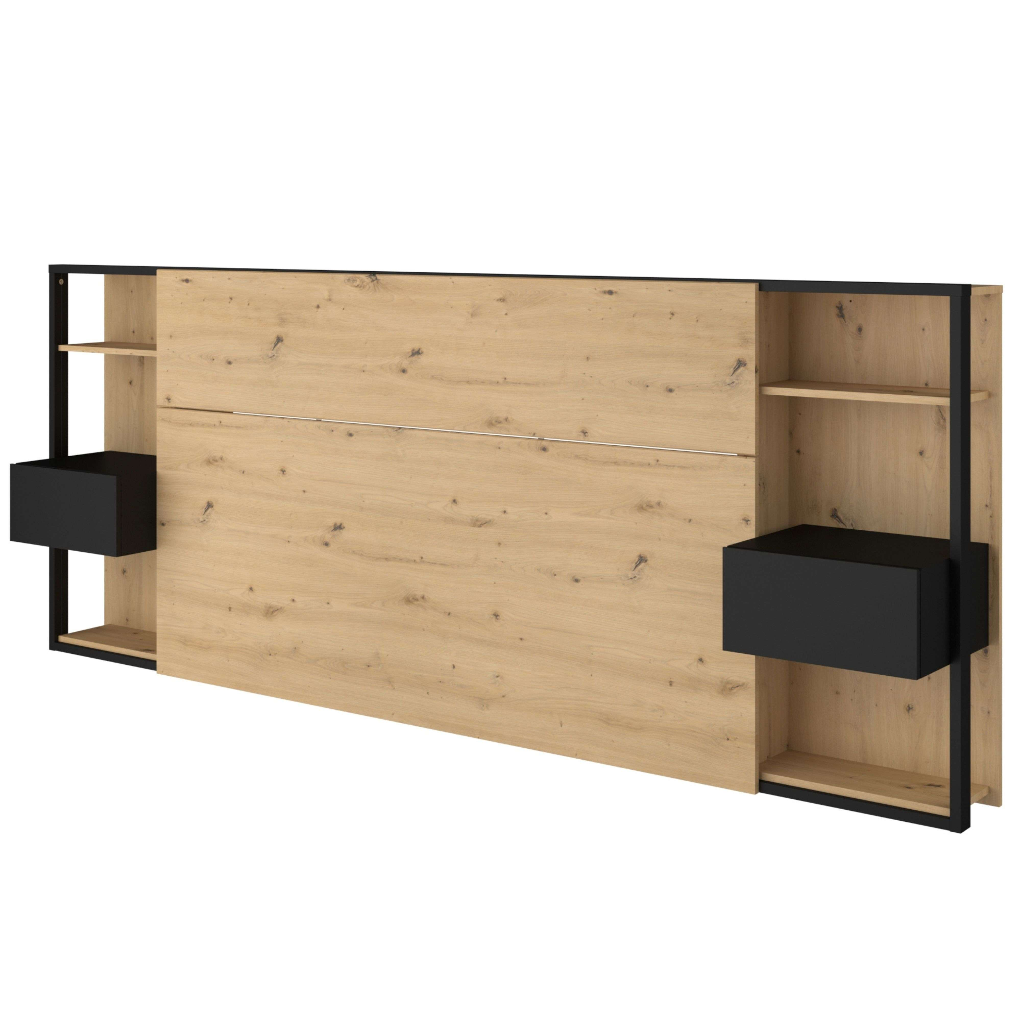 Cabecero de madera con estantes y mesitas de noche negras.