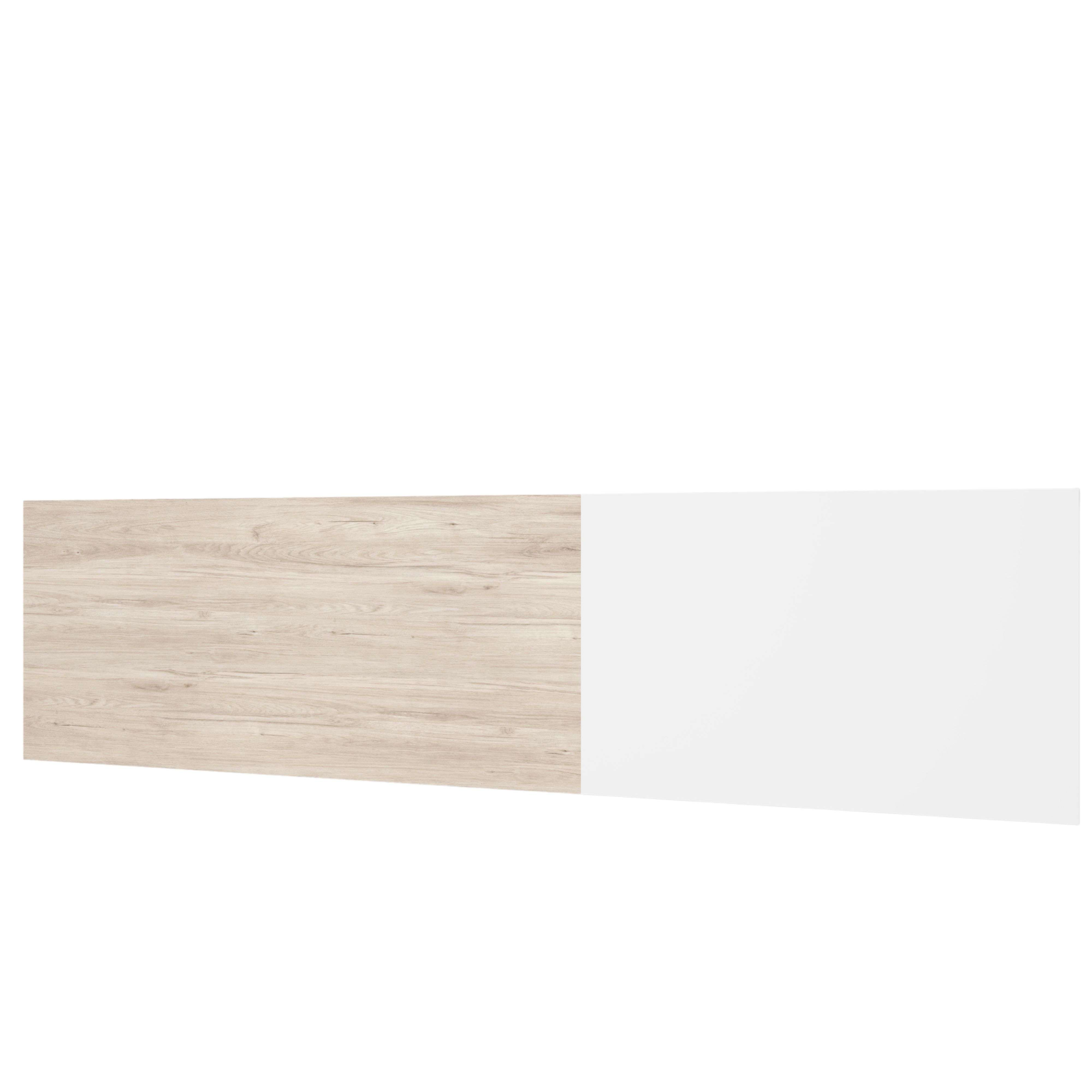 Grano de madera junto a una superficie blanca.
