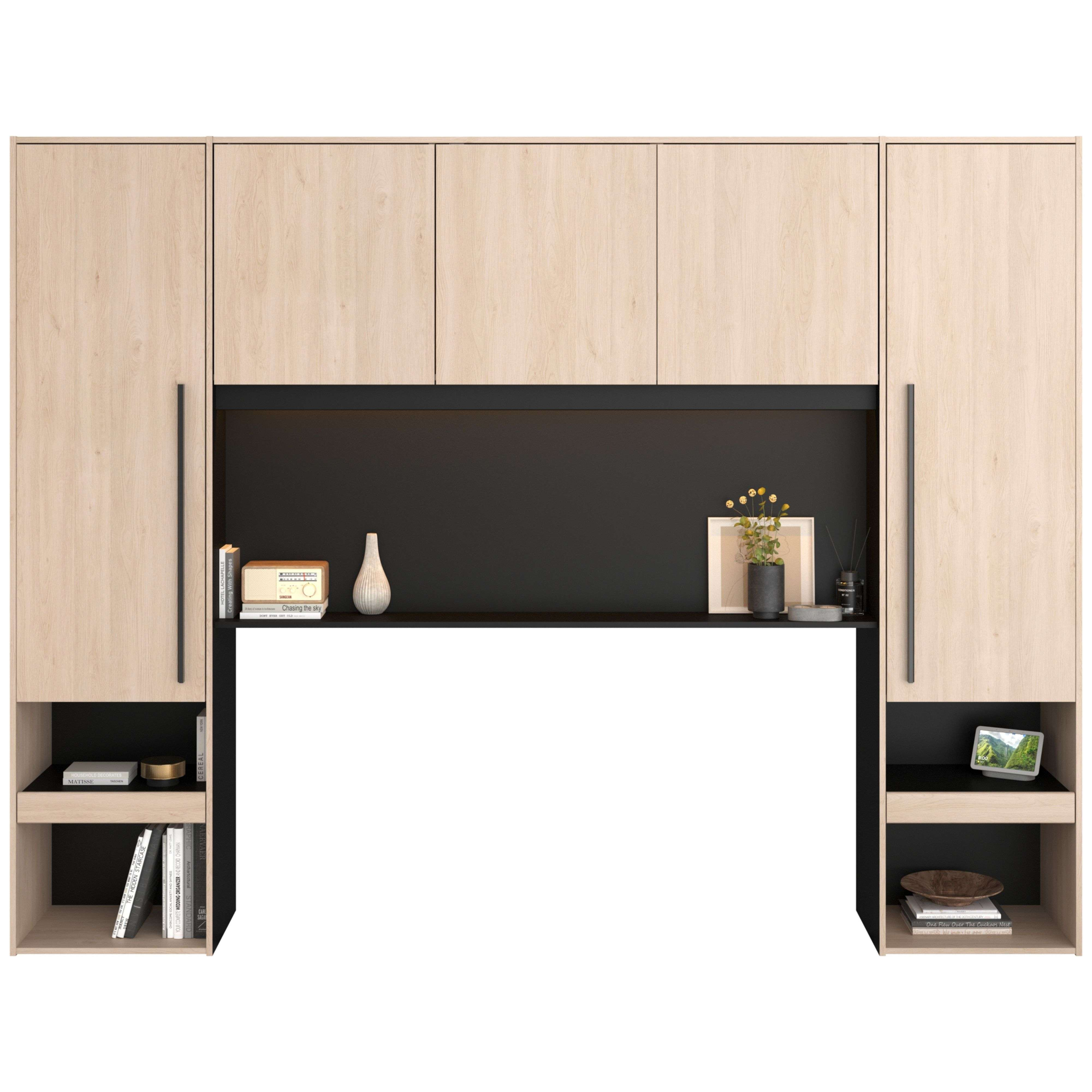 Gabinete de madera con acentos negros, libros y objetos decorativos.