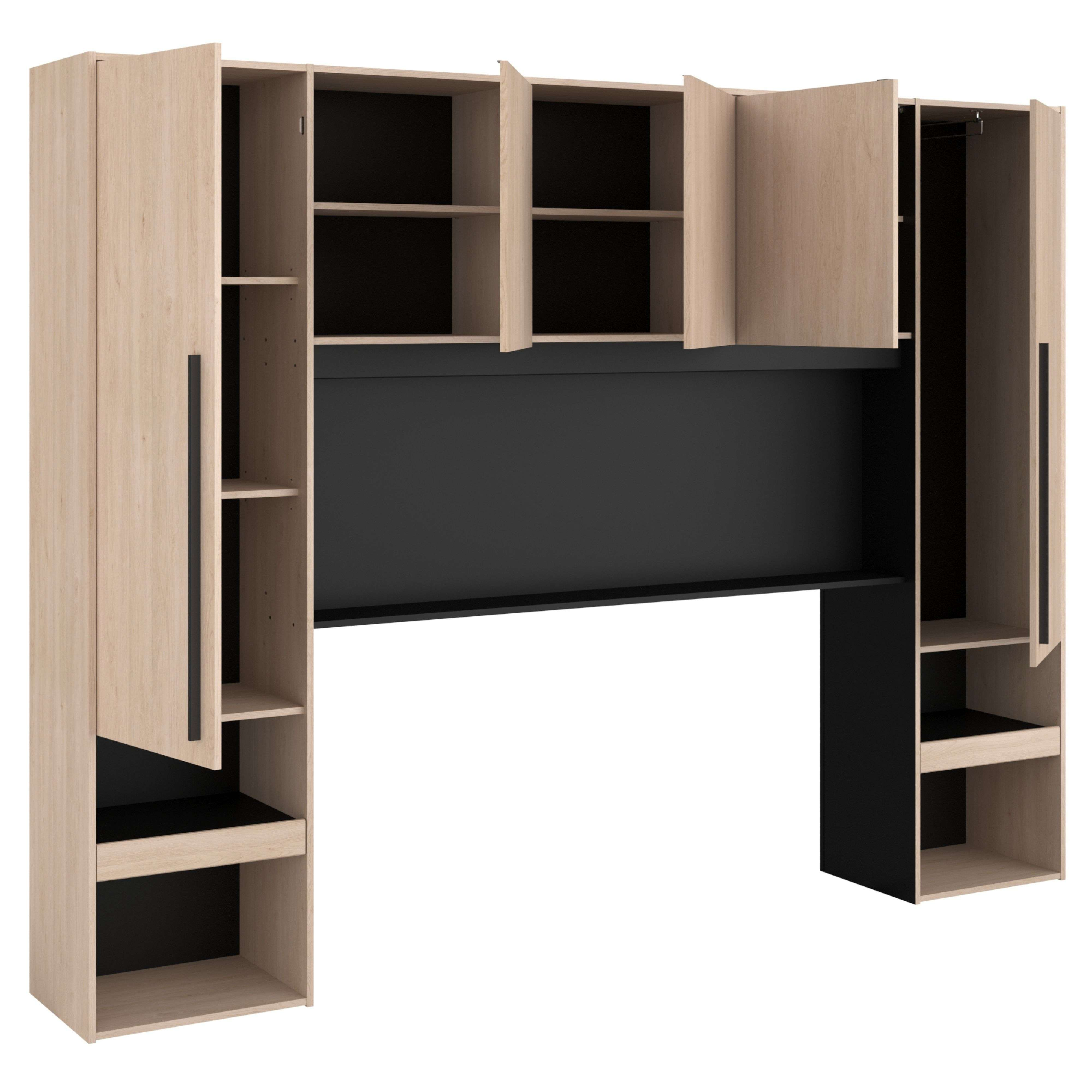 Estantería de madera clara con inserciones y puertas negras, compartimentos abiertos y cerrados.