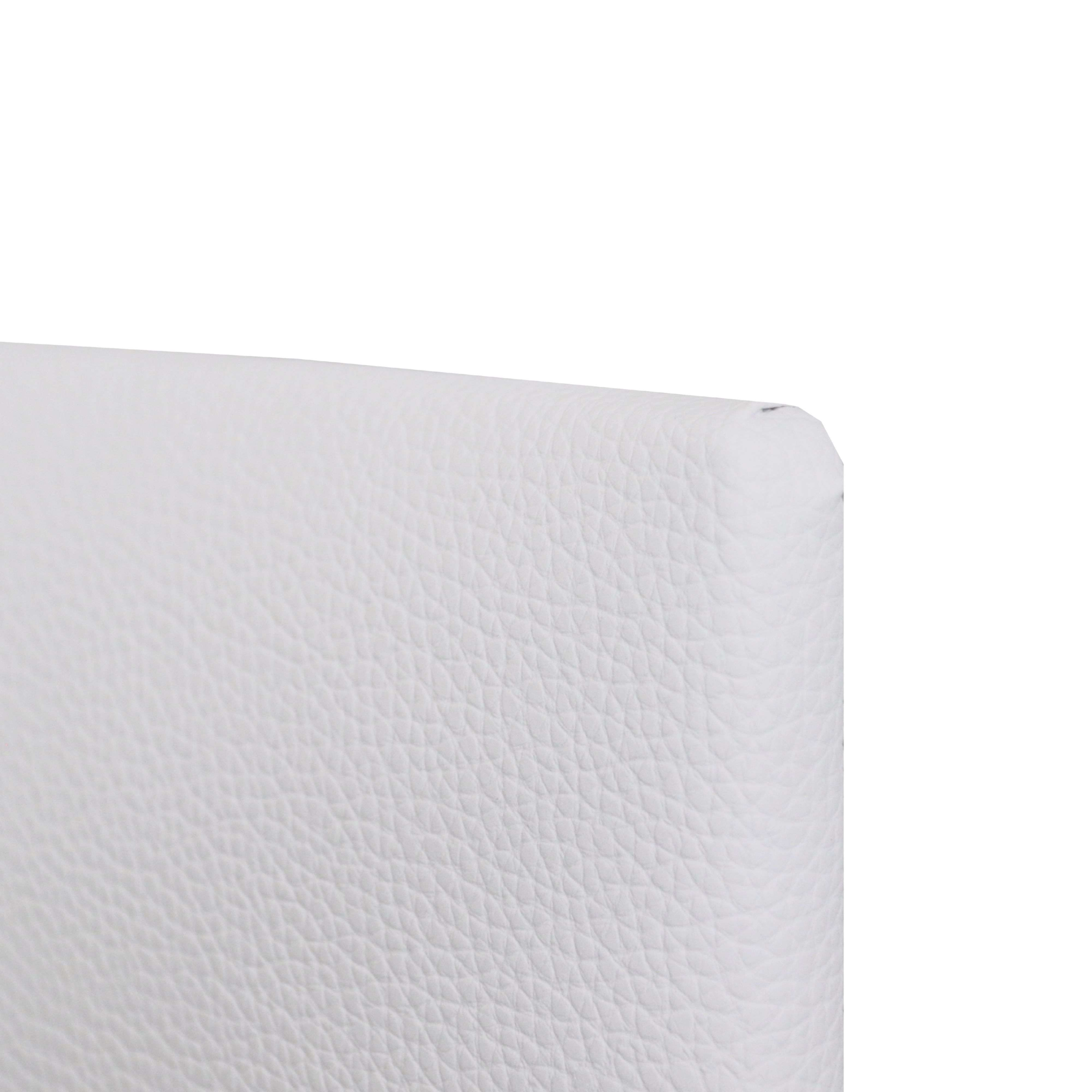 Primer plano de cuero sintético blanco con textura fina y esquina redondeada.