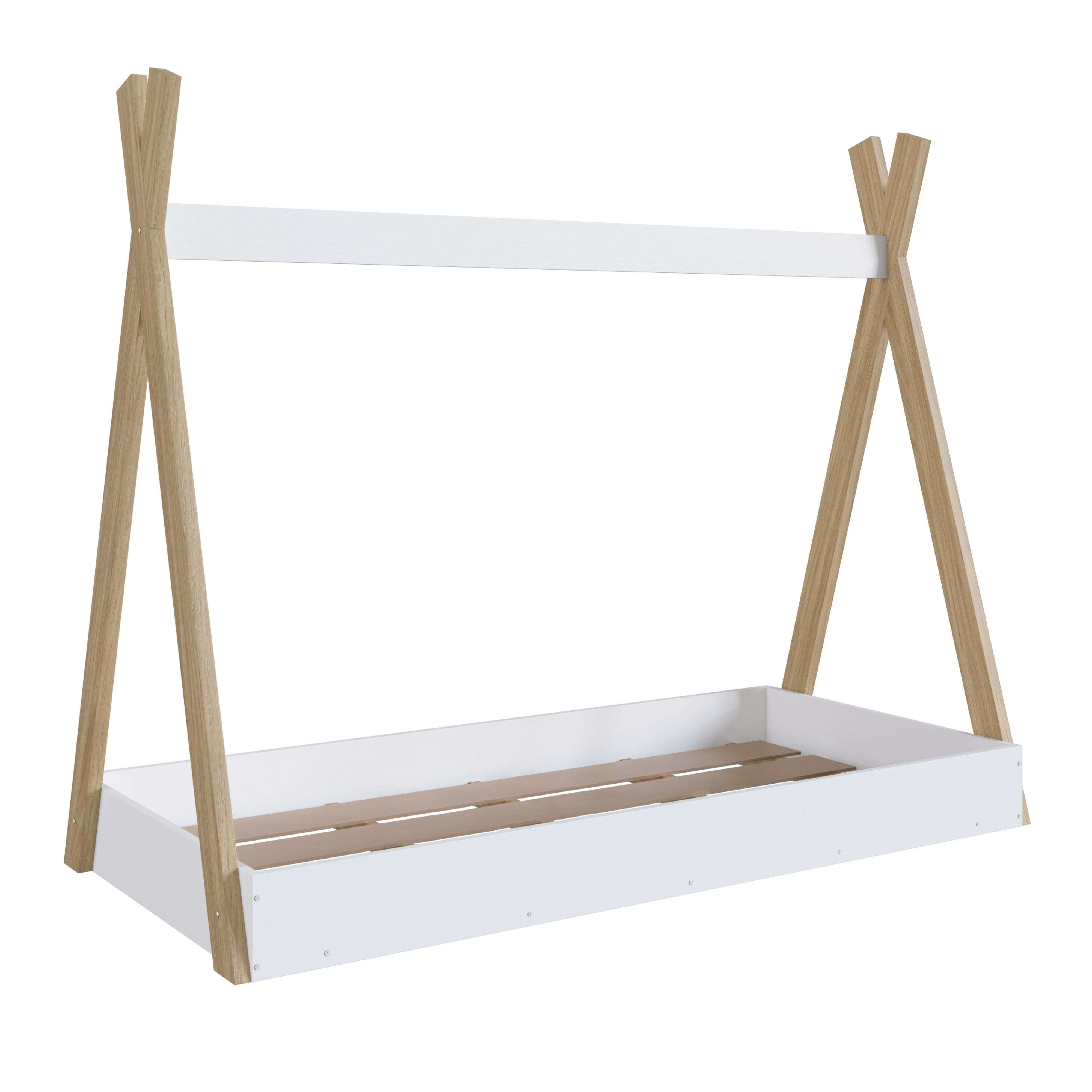 Un somier infantil blanco estilo tipi con patas de madera.