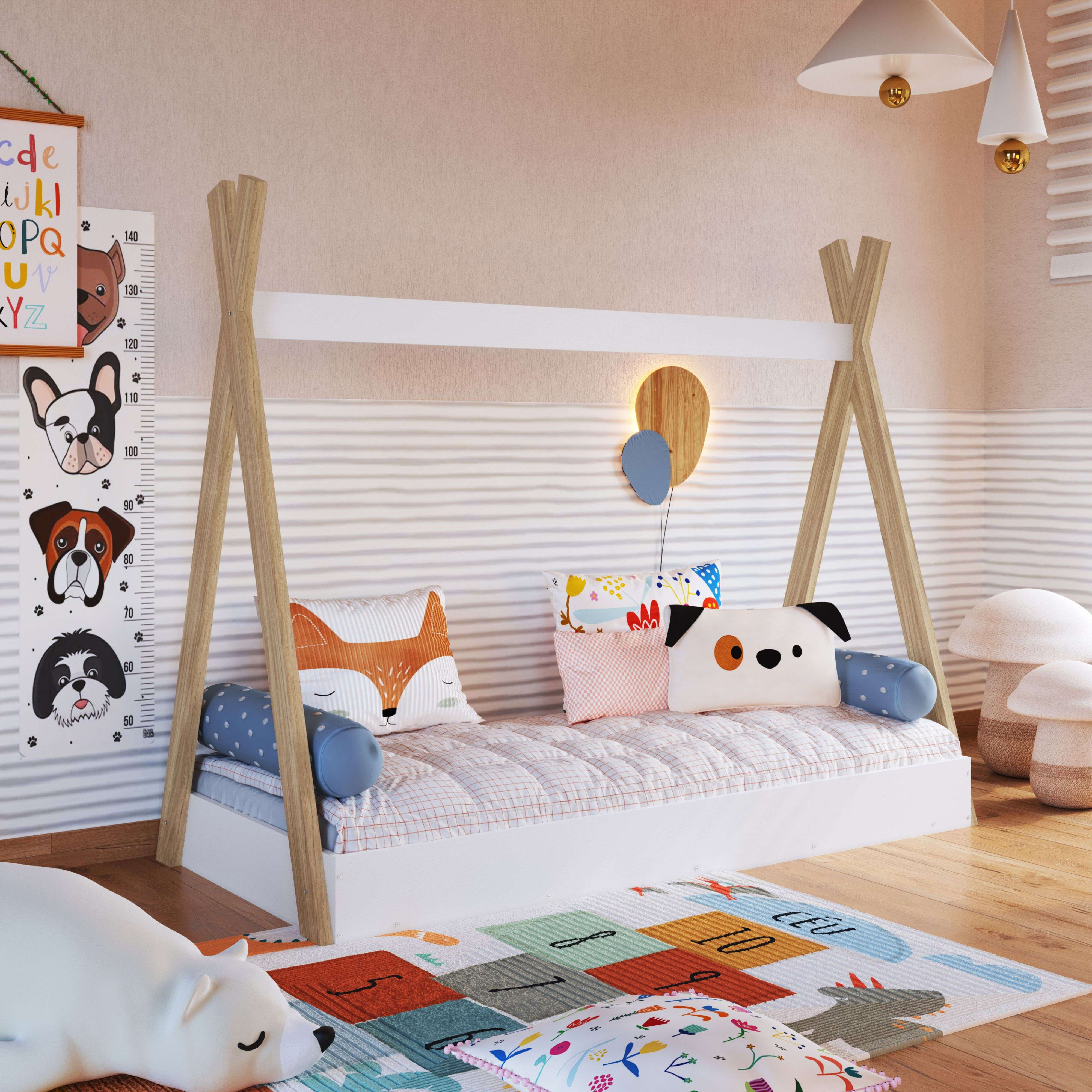 Habitación infantil con cama estilo tipi, cojines de animales, cinta métrica y alfombra.