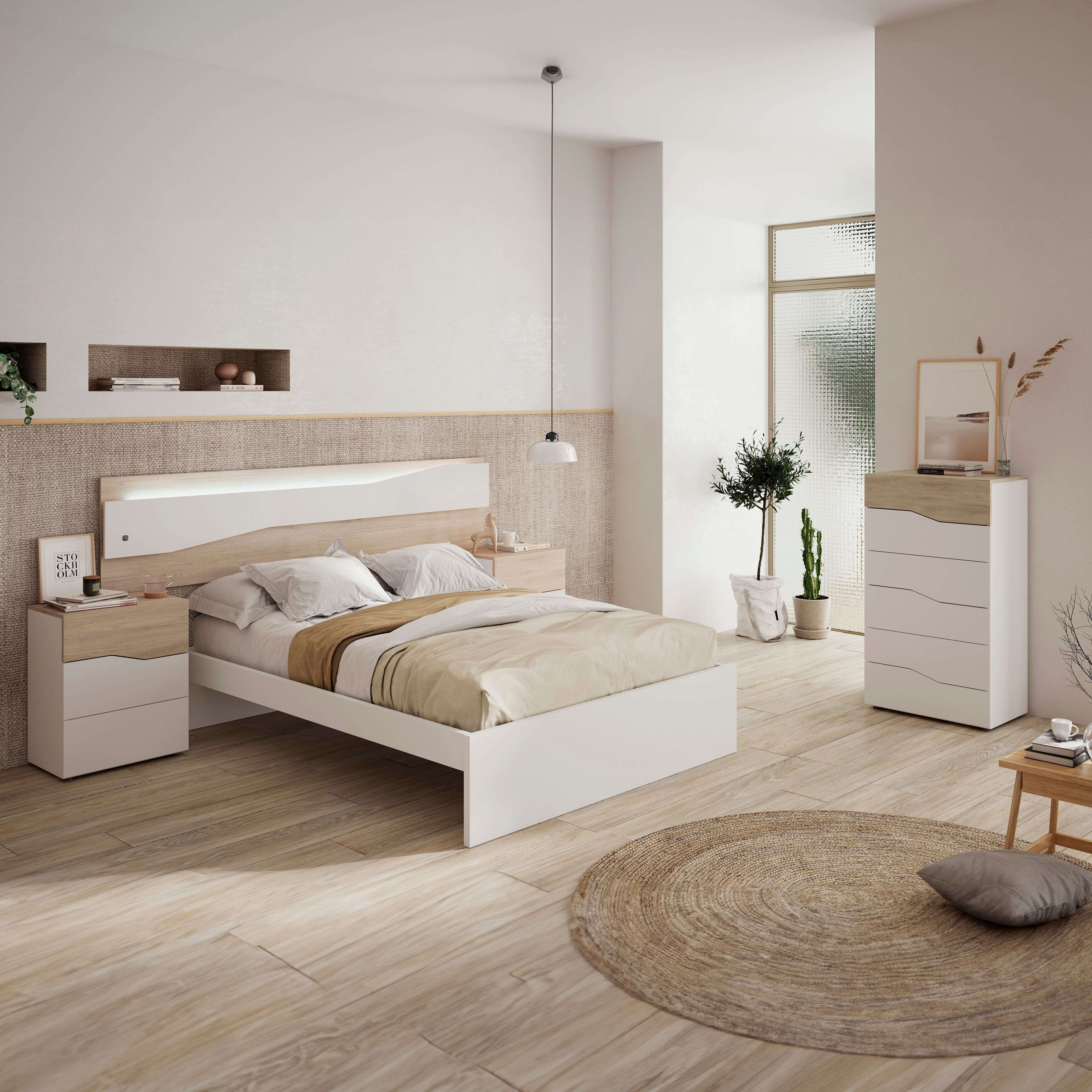 Un dormitorio moderno con cama blanca, mesitas de noche y cómoda.