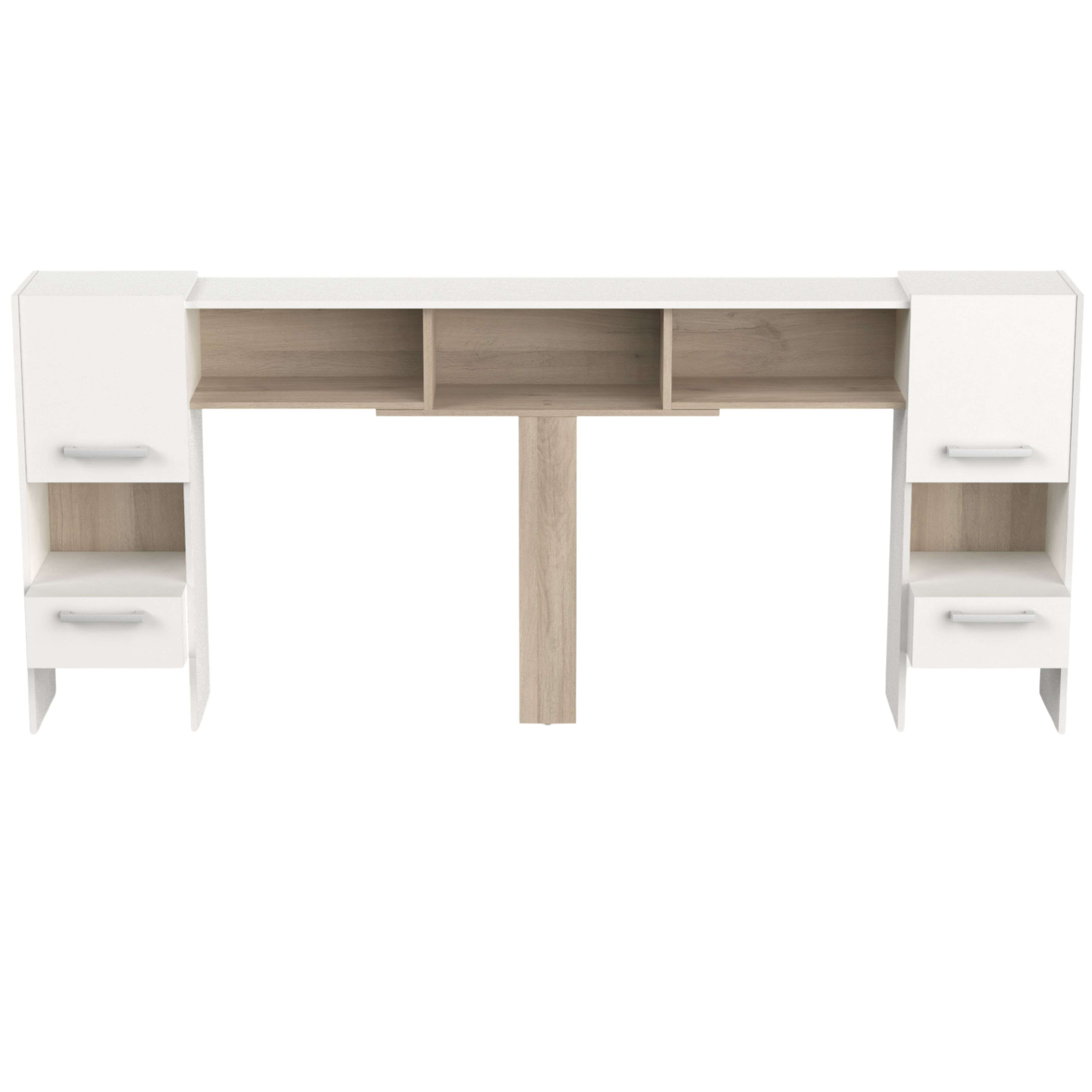 Un cabecero blanco con detalles en madera, tres estantes abiertos y dos mesitas de noche.