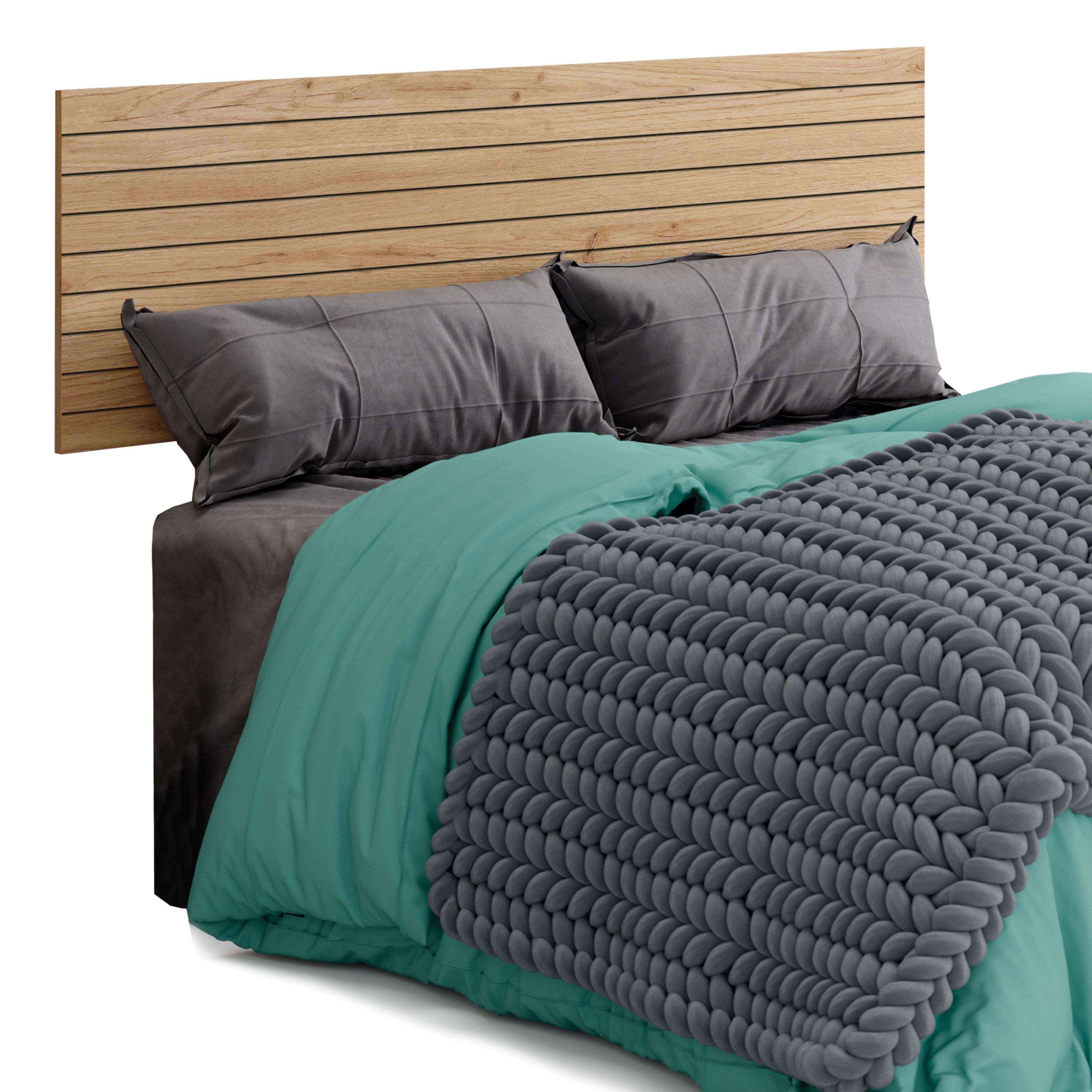 Cabecero de madera con ropa de cama turquesa, almohadas grises.