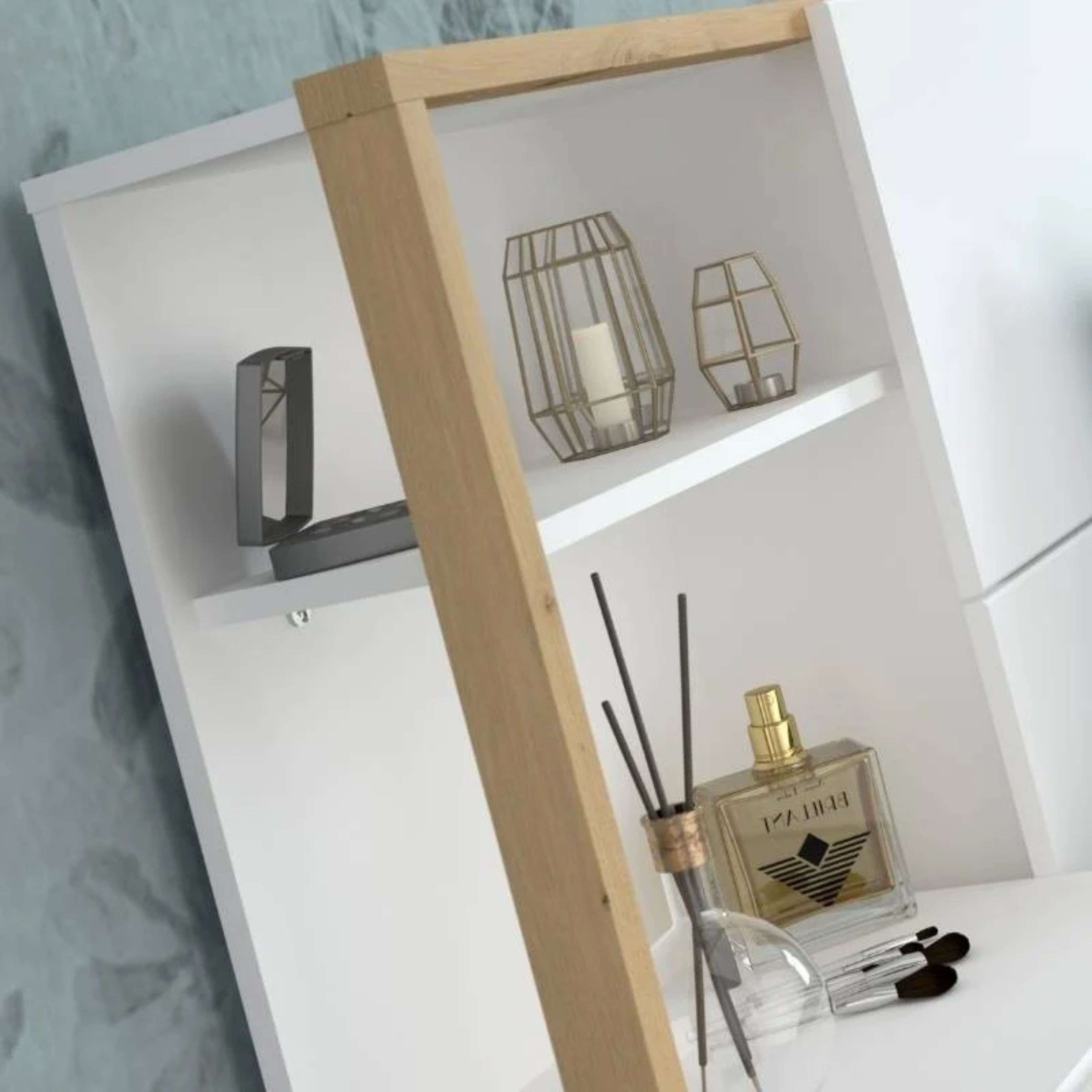 Un estante con objetos decorativos, como un farolillo con vela, perfume y pinceles.
