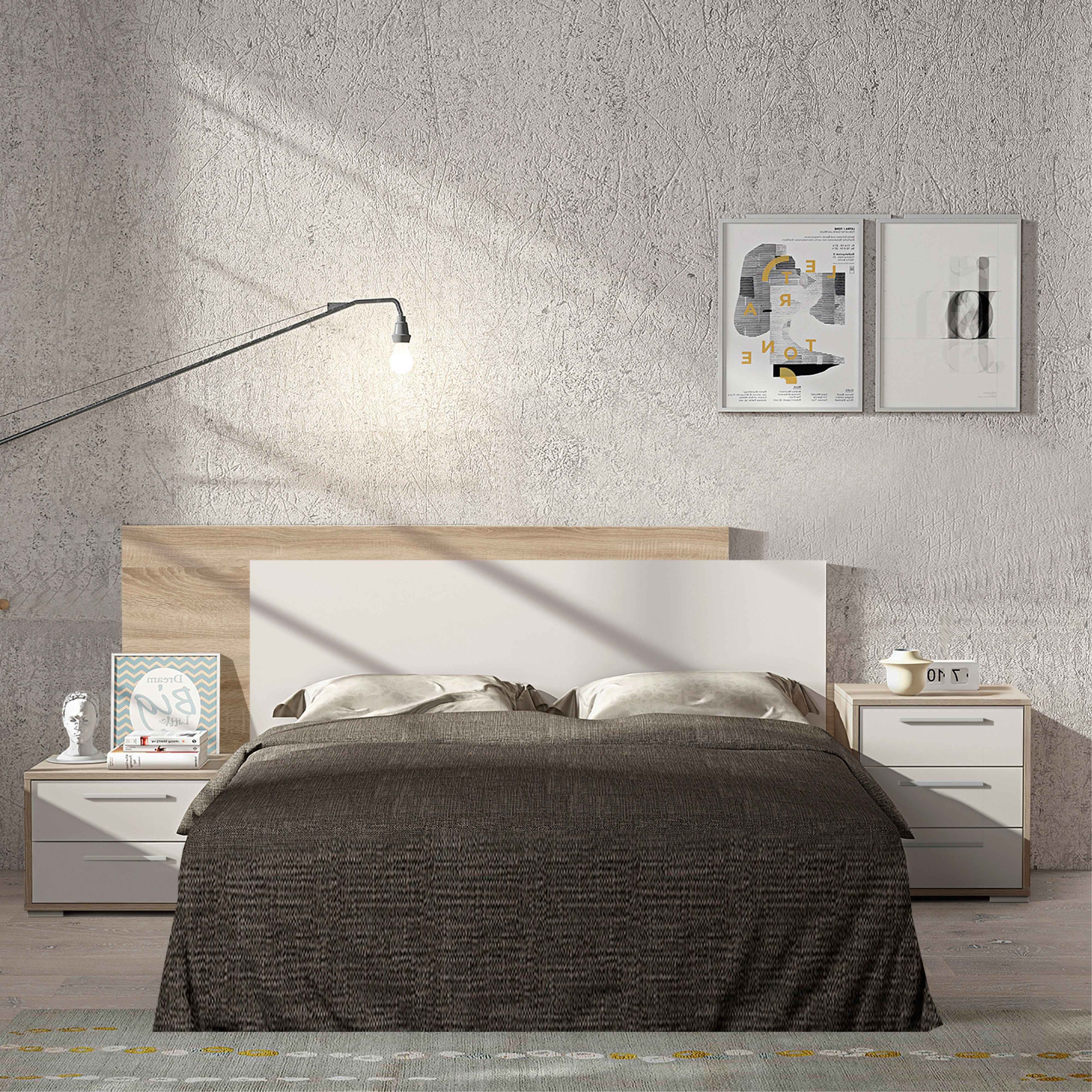Dormitorio moderno con cama doble, mesitas de noche y arte en la pared.