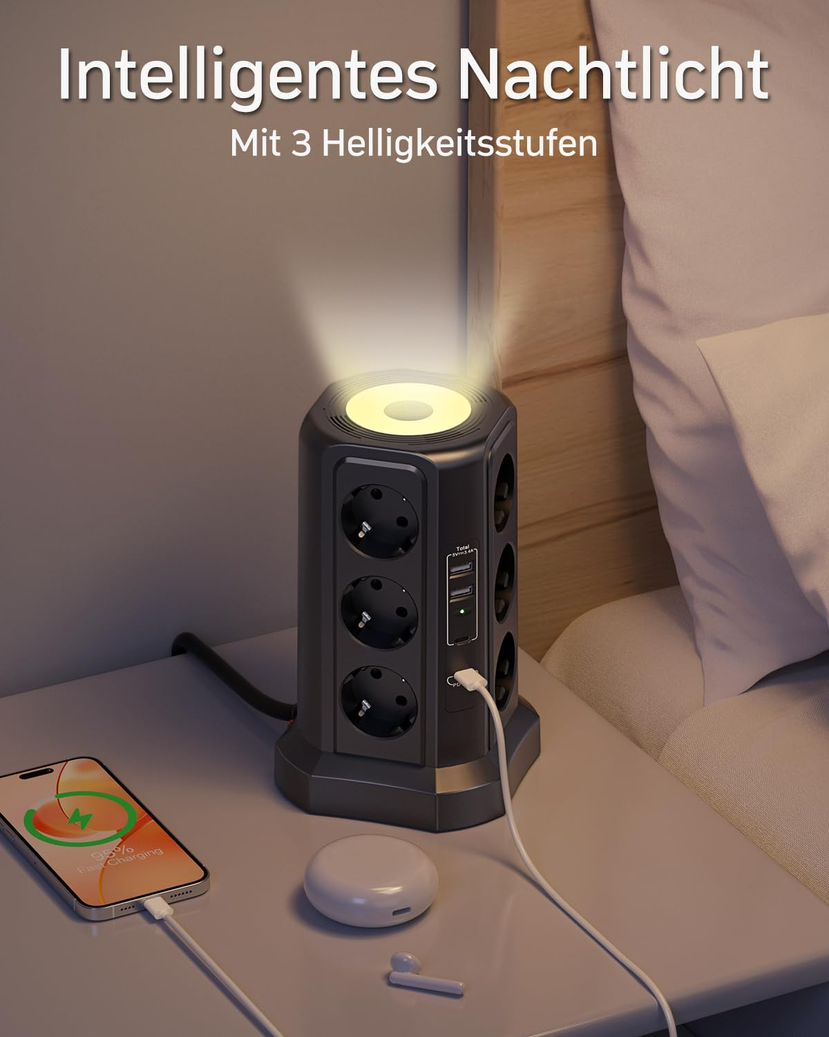 Schwarzer Ladeturm mit Nachtlicht, Lade-iPhone und Ohrhörern auf Nachttisch.