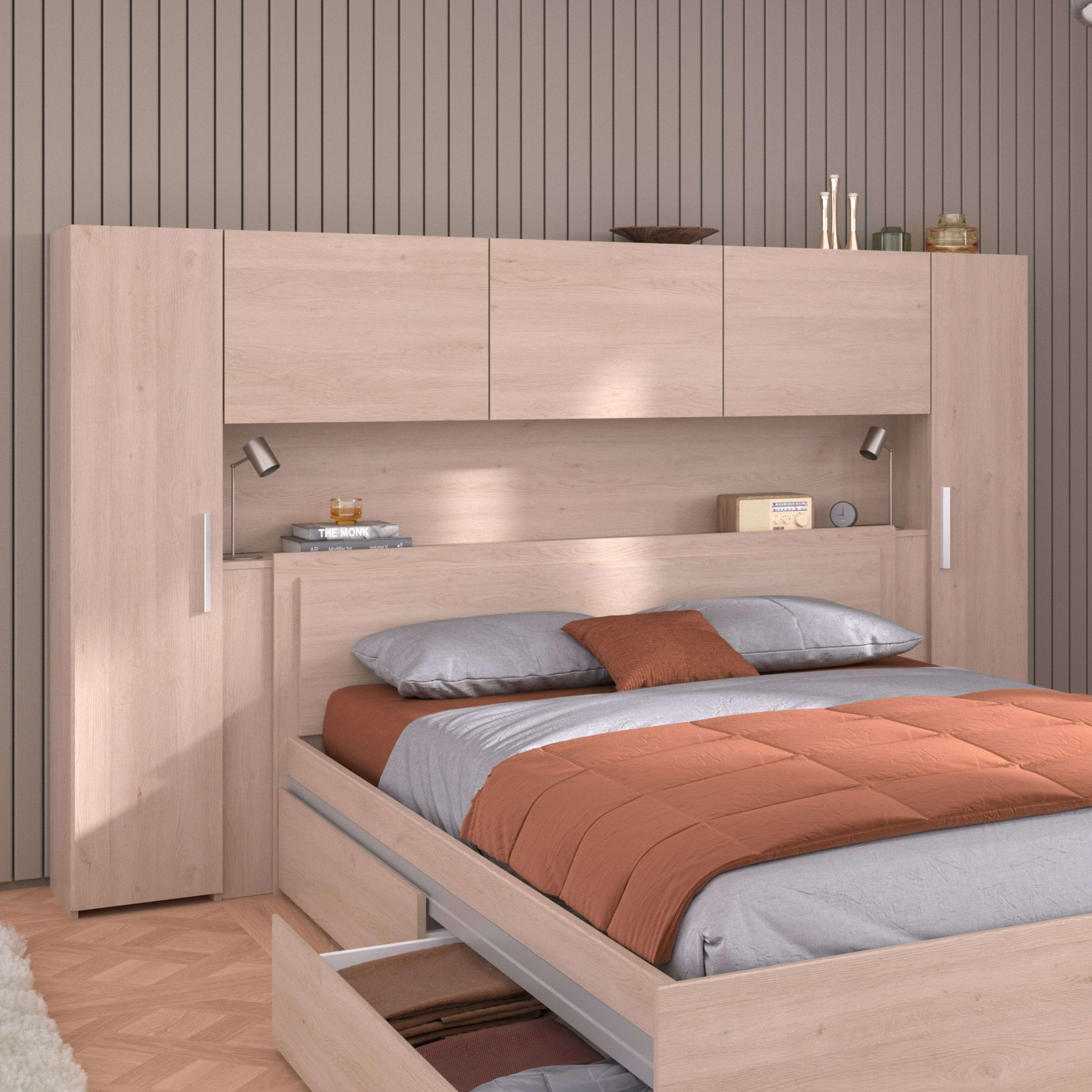 Un dormitorio luminoso con una cama vestida con ropa de cama naranja y almohadas grises.