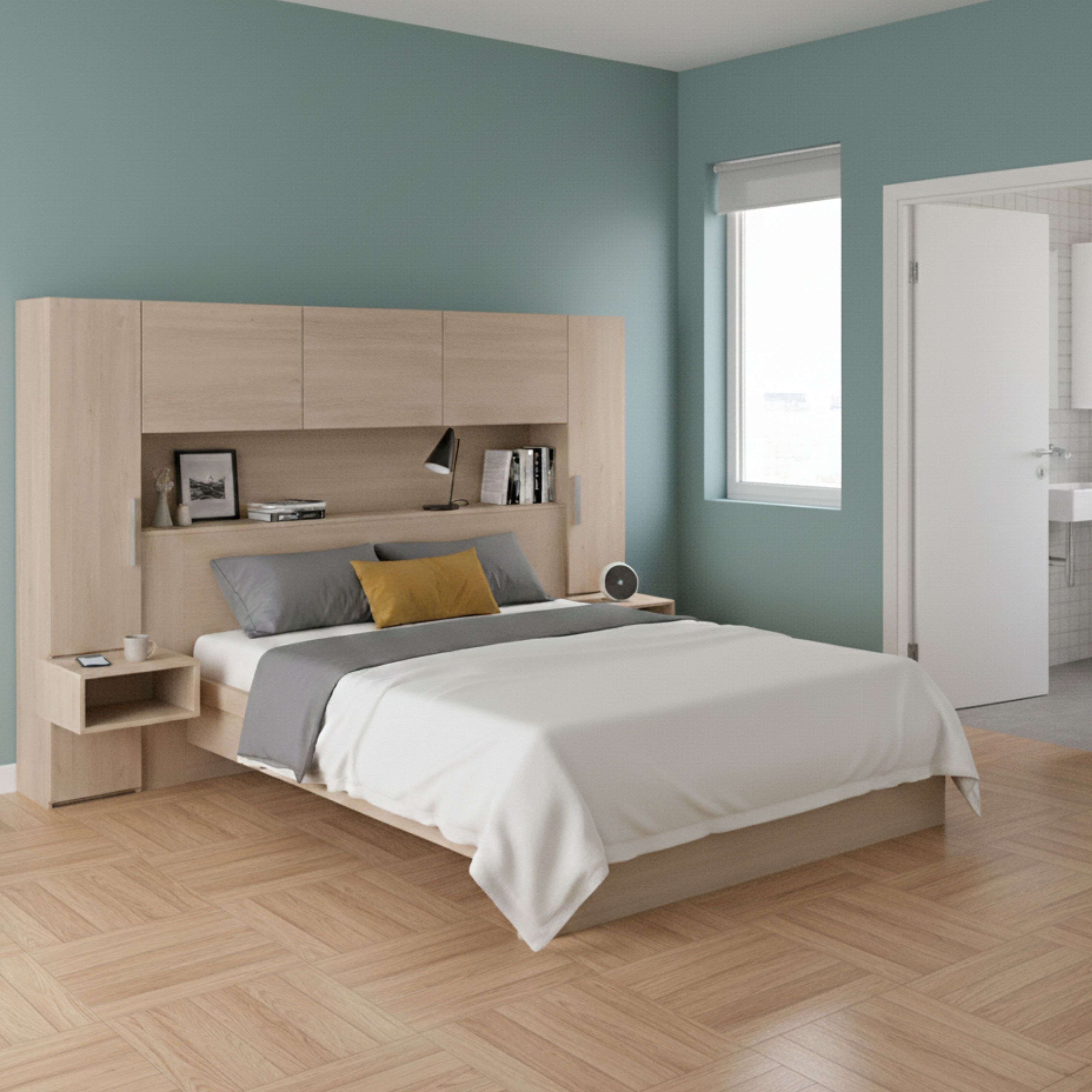 Un dormitorio con cama, mesitas de noche, ventana y puerta.