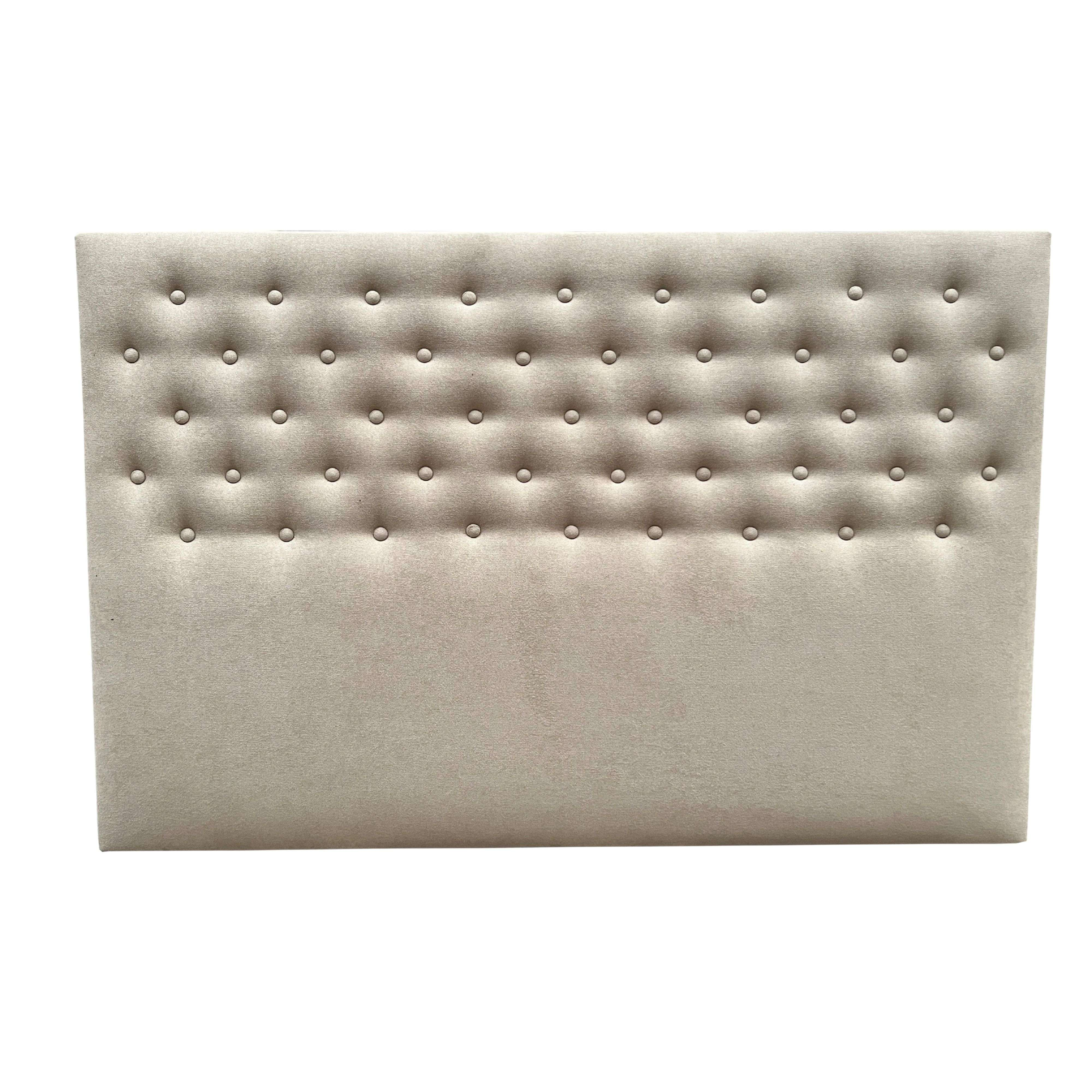 Respaldo gris claro con tapicería de botones sobre fondo blanco.