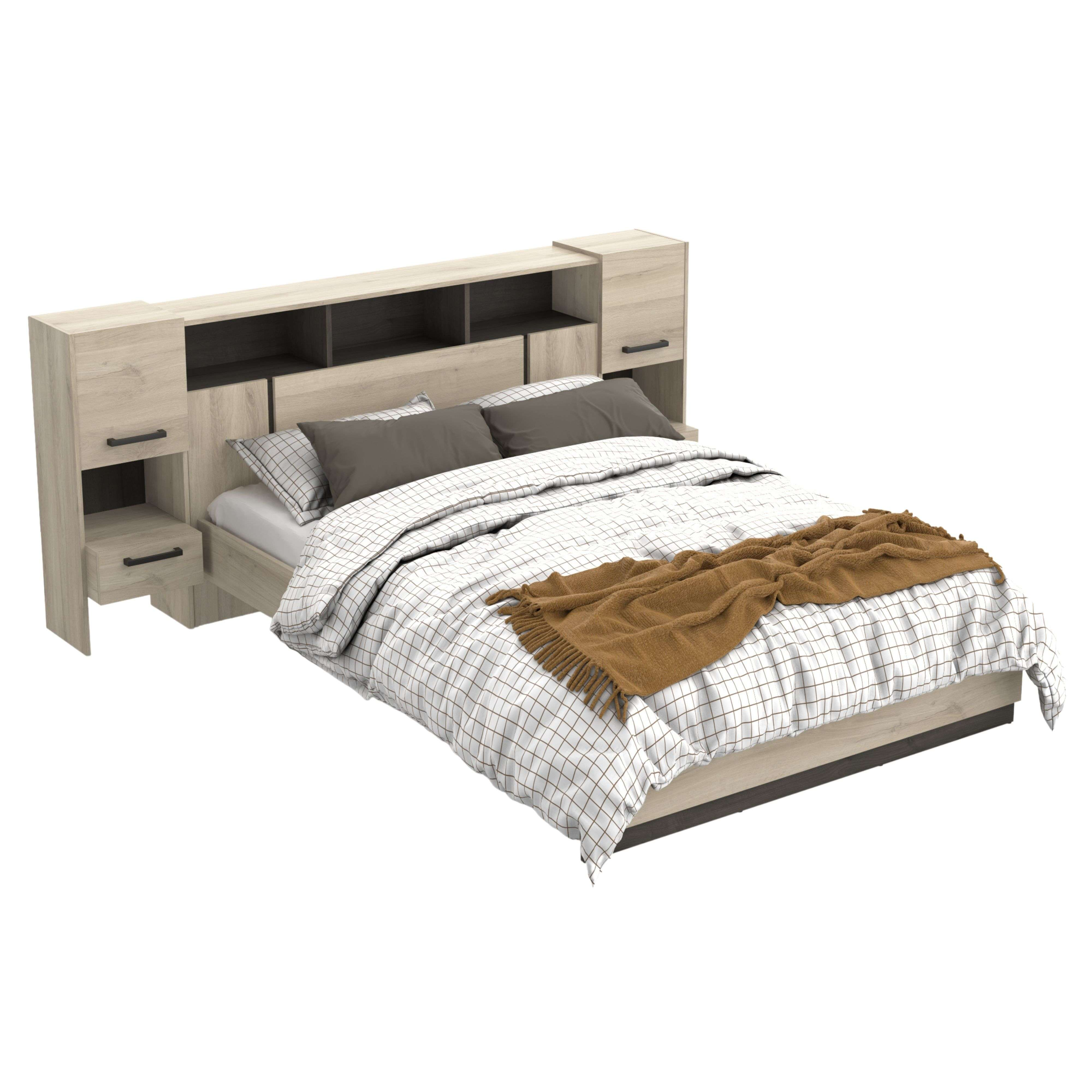 Una cama doble con cabecero de madera y mesitas de noche. Ropa de cama a cuadros, manta marrón.