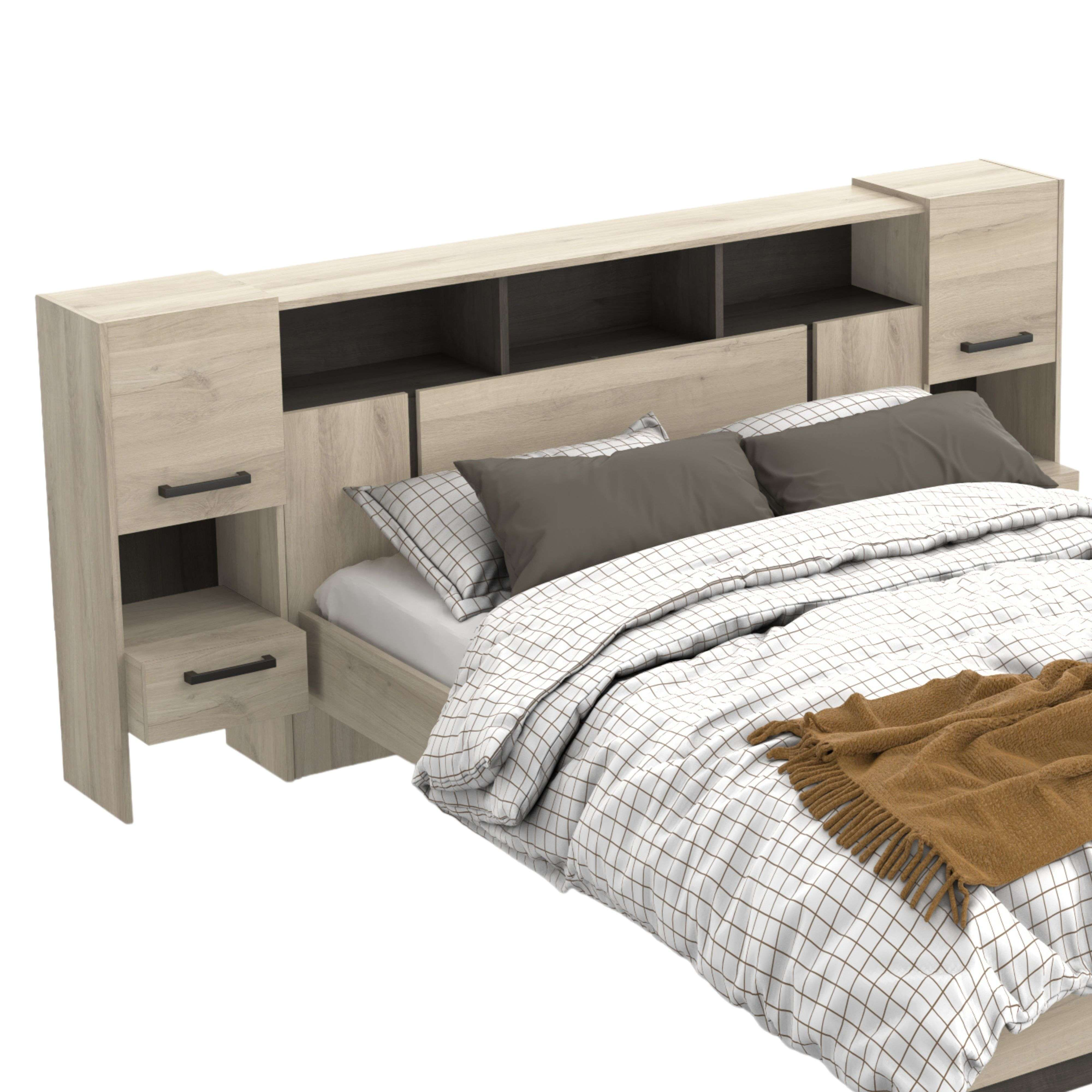 Una cama con estampado a cuadros, dos almohadas marrones y una manta marrón.