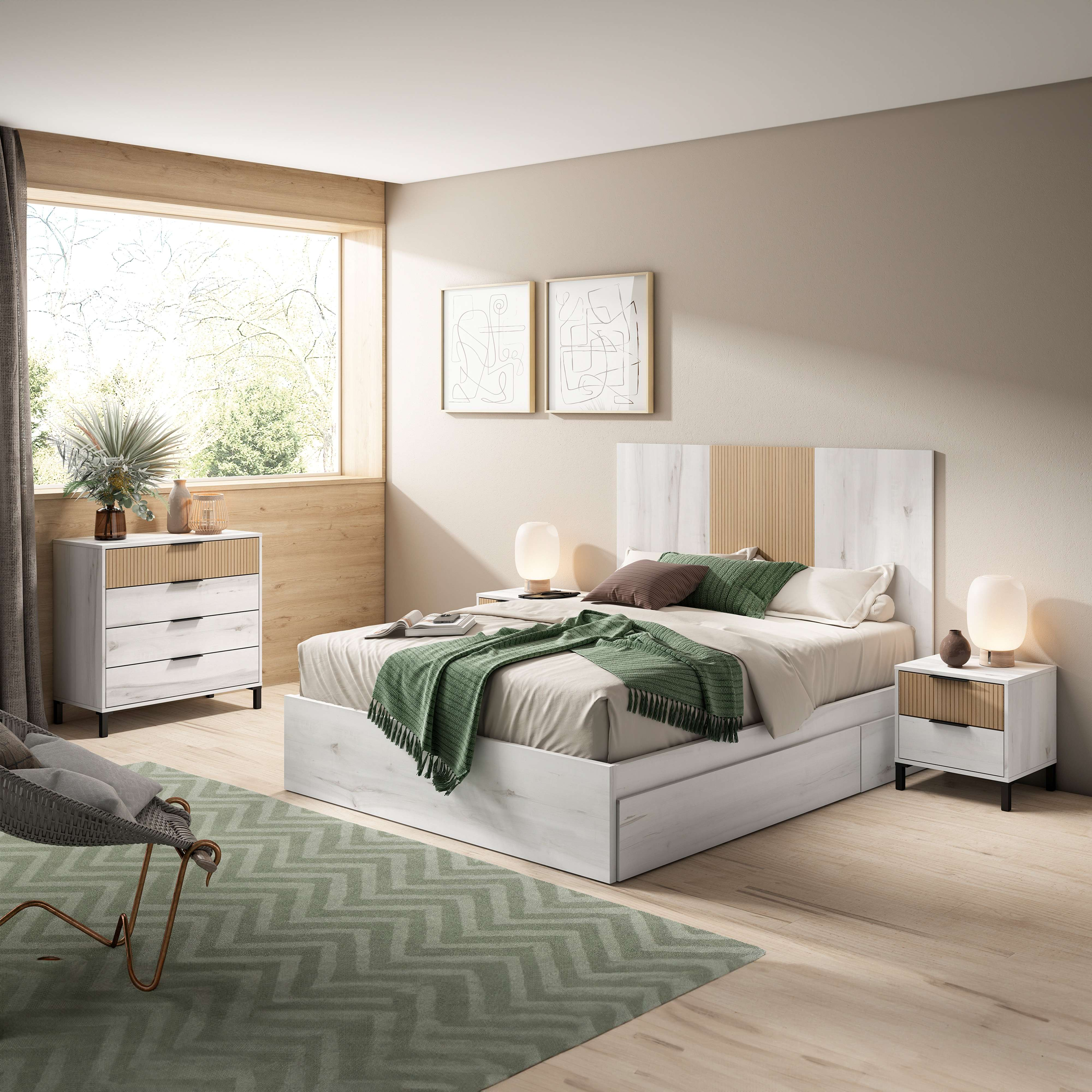 Un dormitorio con cama, mesitas de noche, cómoda y sillón.