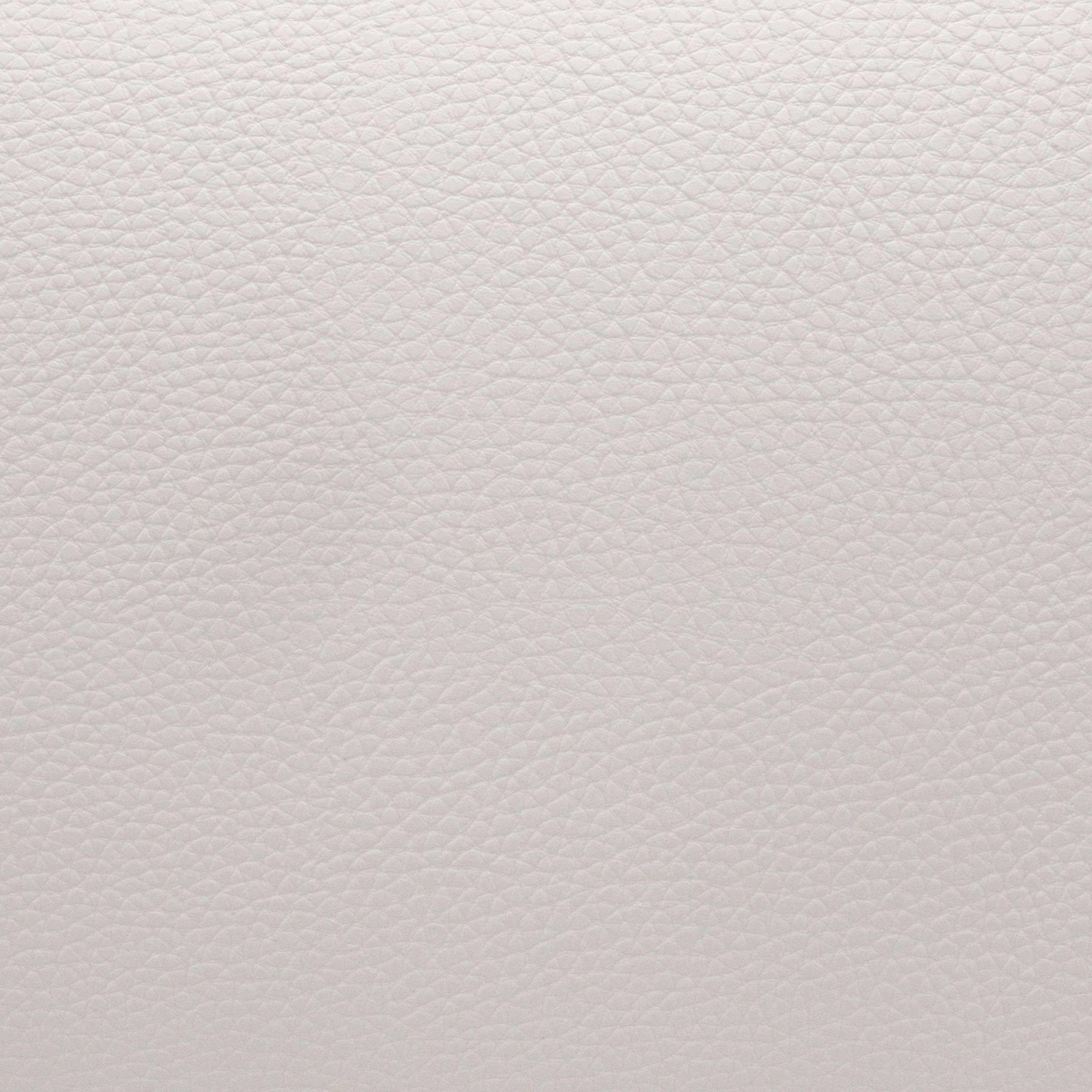 Primer plano de cuero gris claro con textura de grano fino. Un patrón de pequeñas indentaciones irregulares.