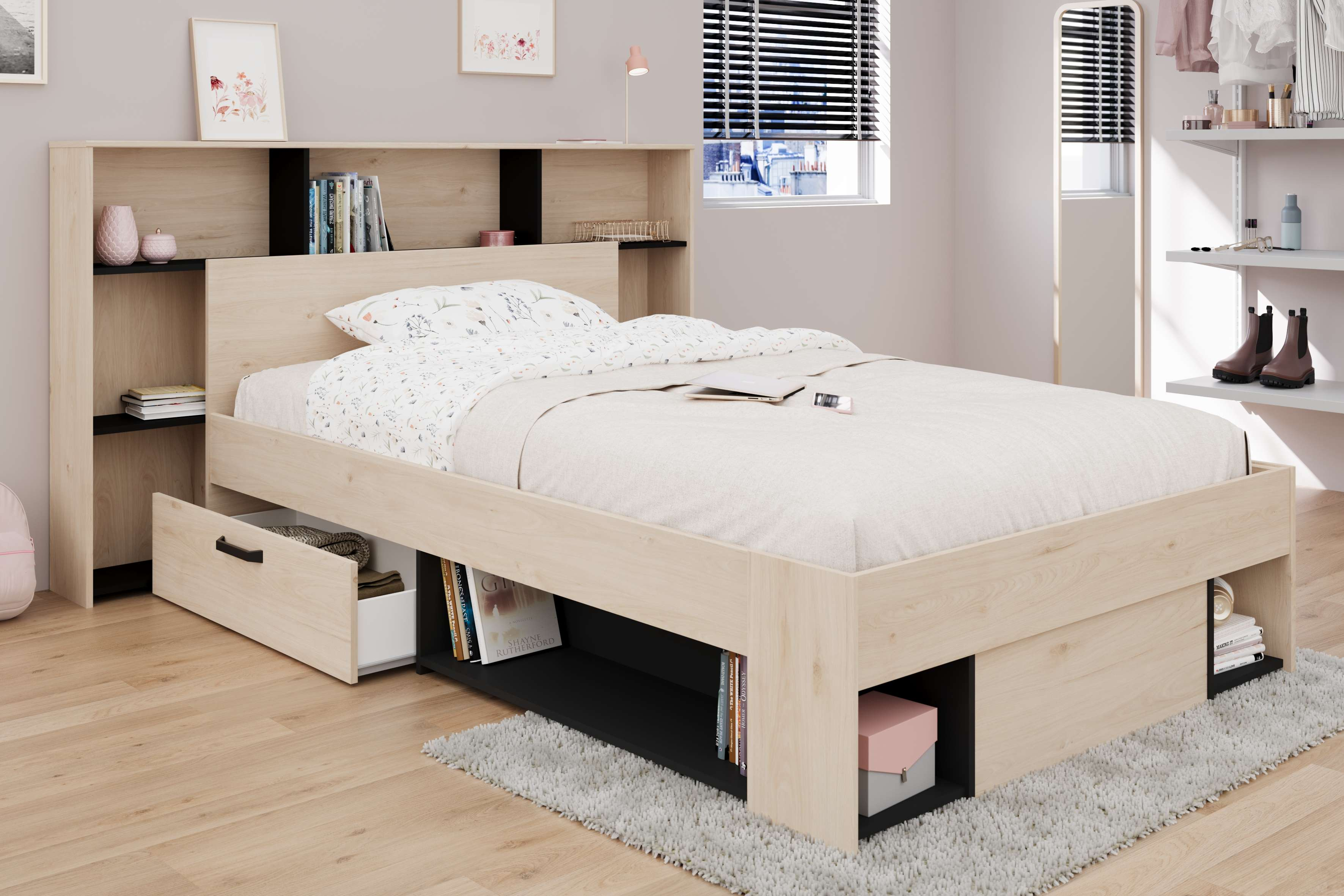 Un dormitorio luminoso con cama, cabecero de librería y espejo.