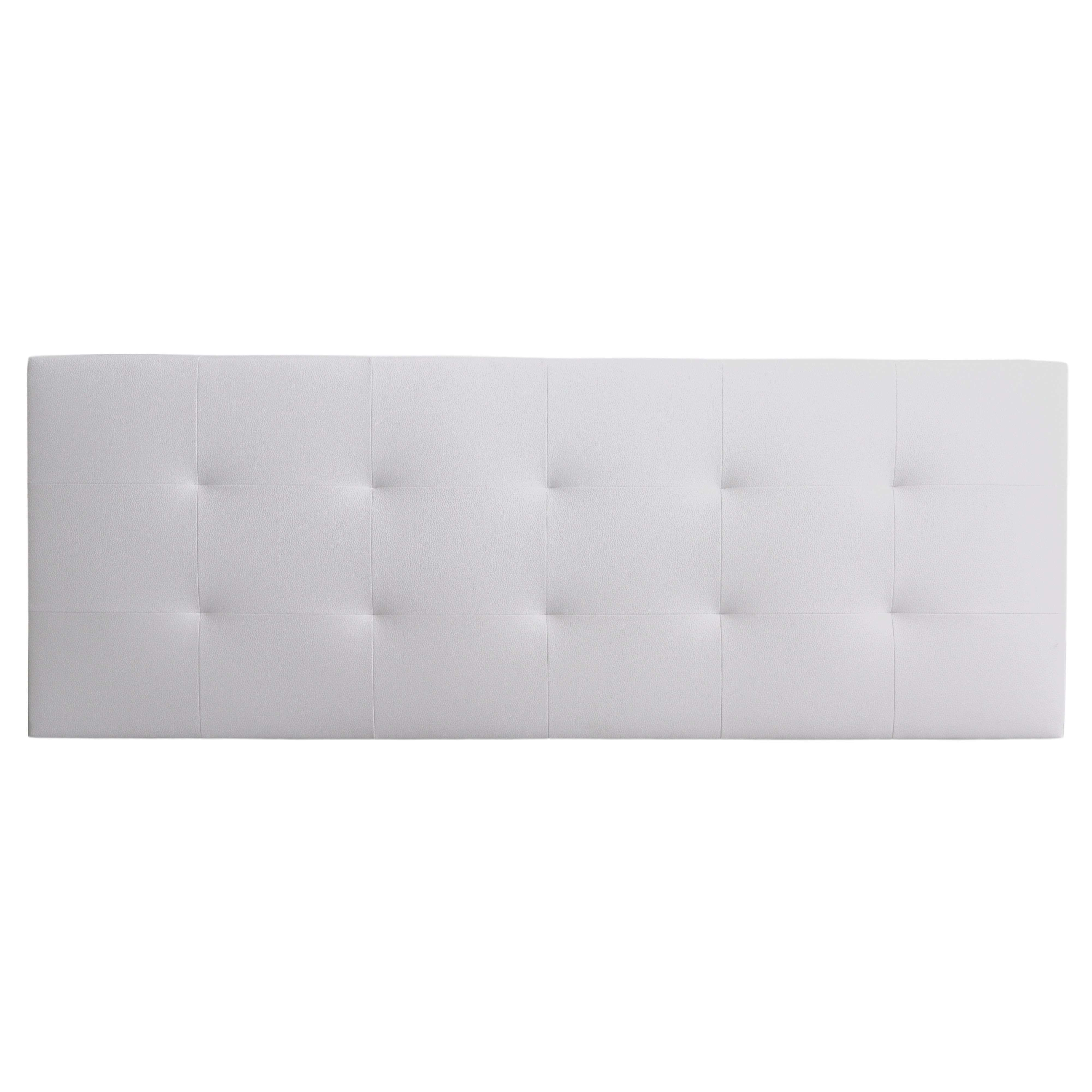 Un cabecero blanco acolchado con detalles de botones sobre fondo blanco.