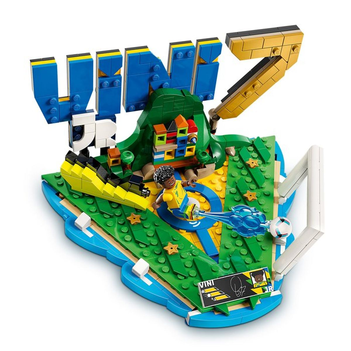 Model Lego sceny piłkarskiej z graczem, bramką i napisem „VIN JR”.