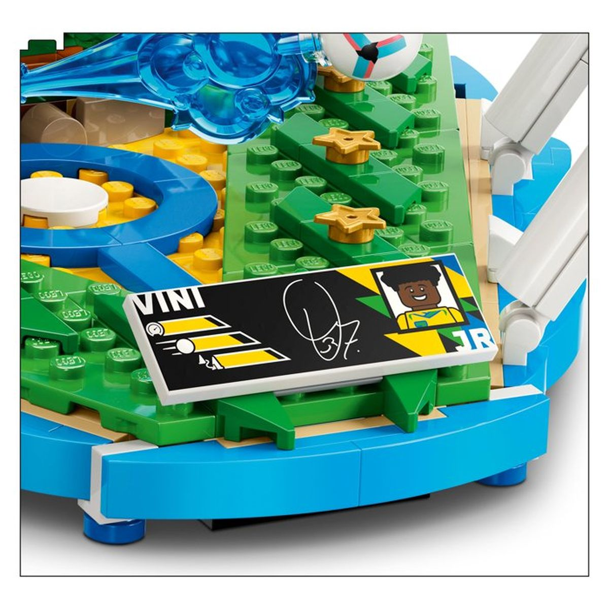 Boisko piłkarskie Lego z wizerunkiem gracza, tabliczką „VINI” i piłką.