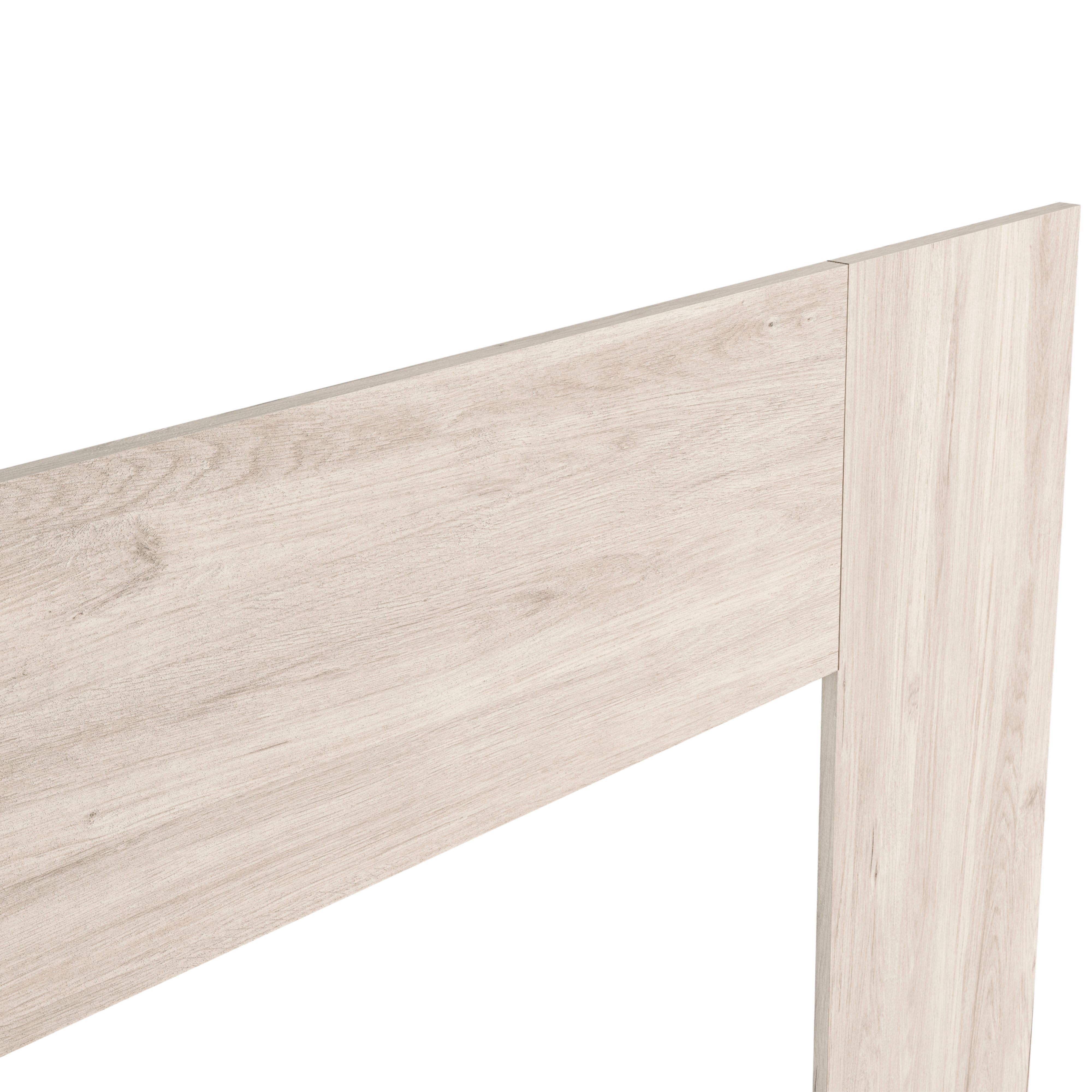 Primer plano de madera clara con veta, sobre fondo blanco.
