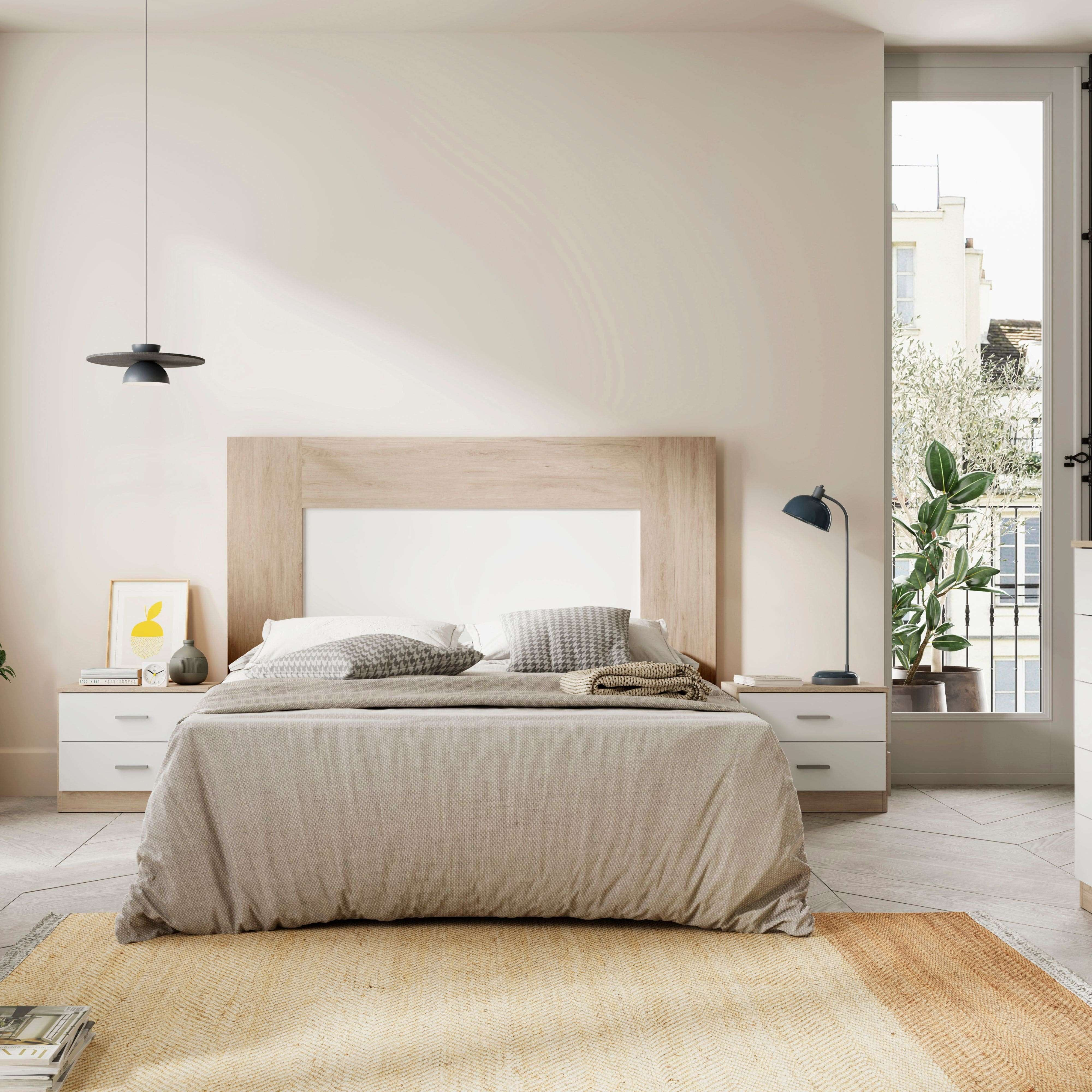 Un dormitorio con cama doble, mesitas de noche y ventana.