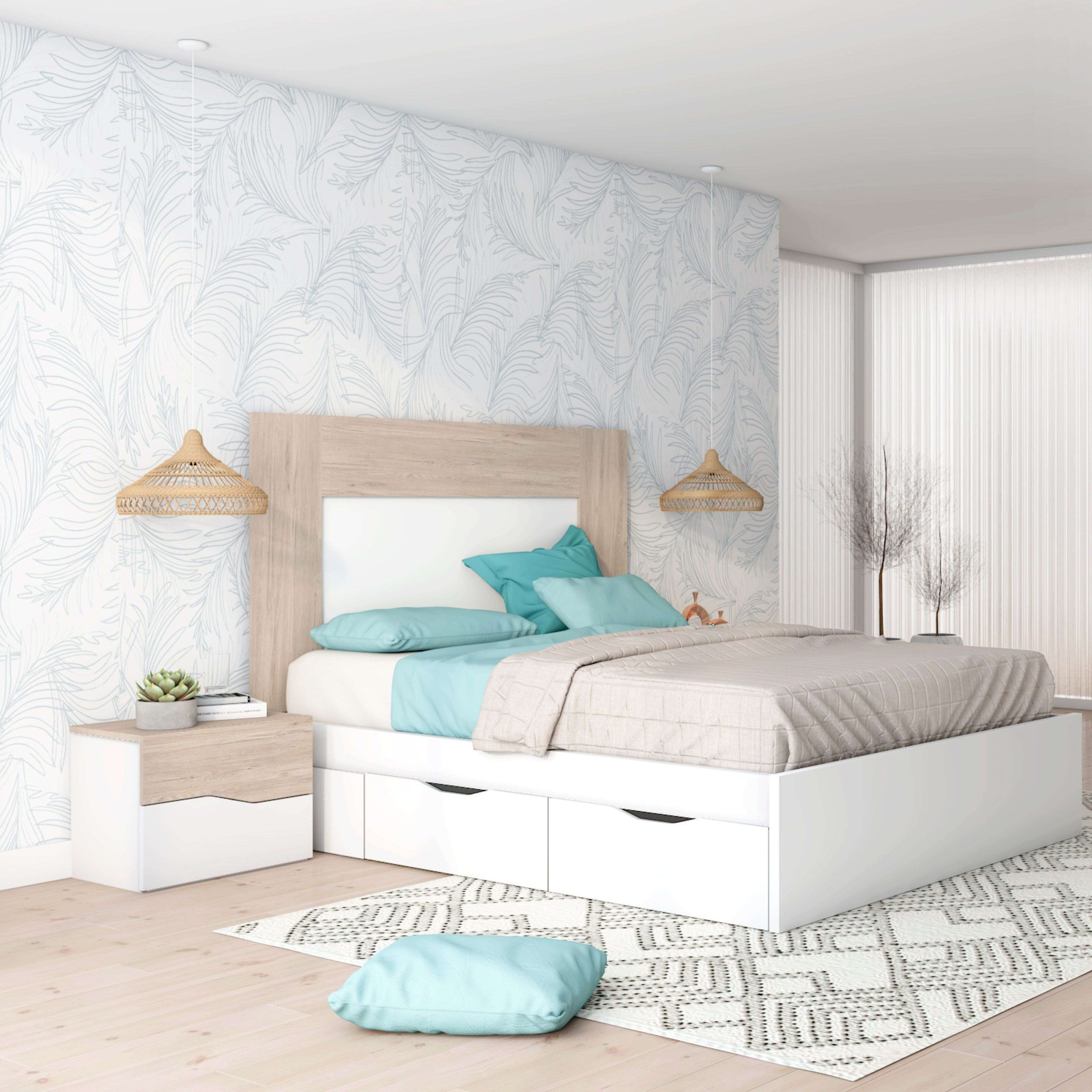 Un dormitorio moderno con cama, mesita de noche, cojines y lámpara.