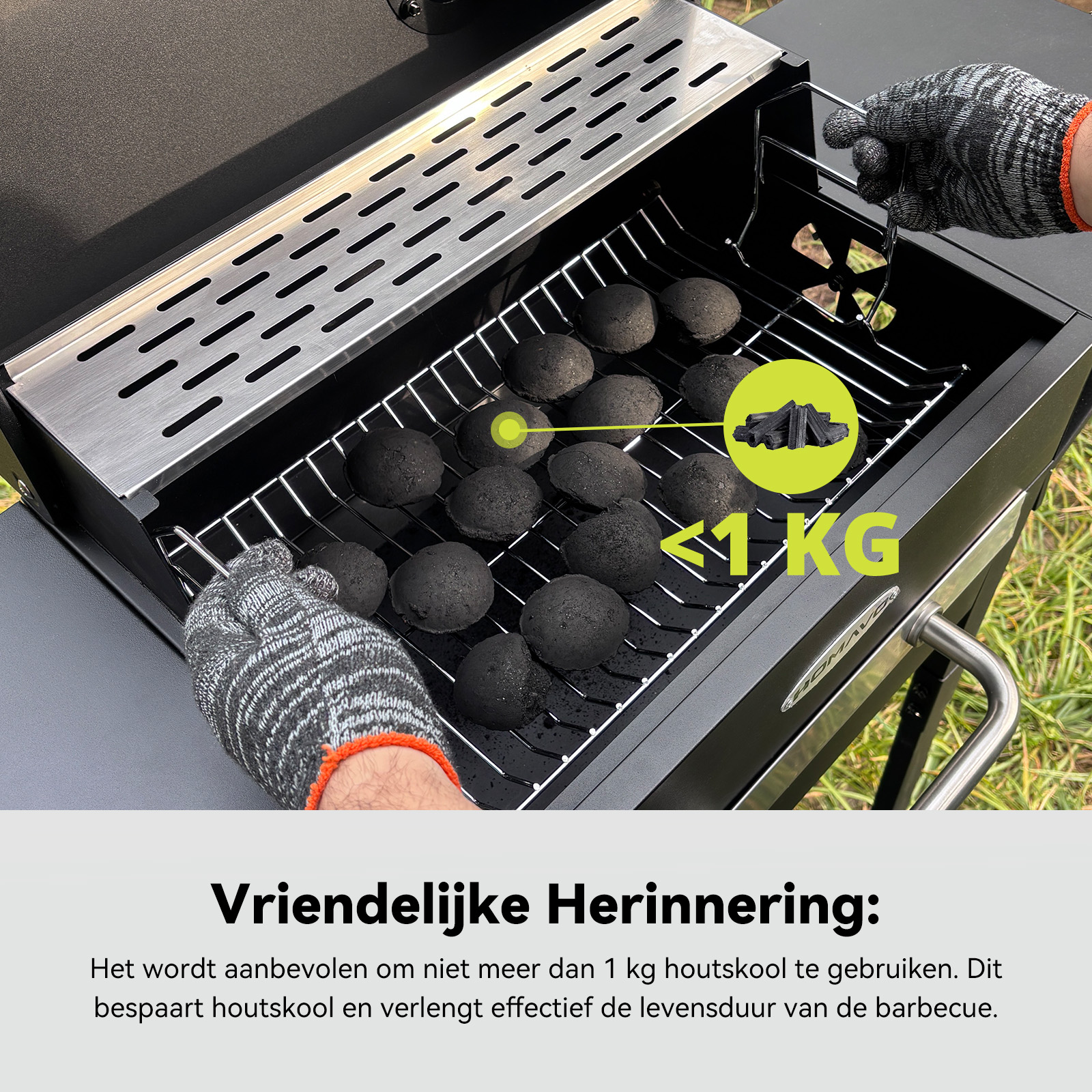 Grill met houtskool, <lt/>1 KG op de rooster. Handen met handschoenen.