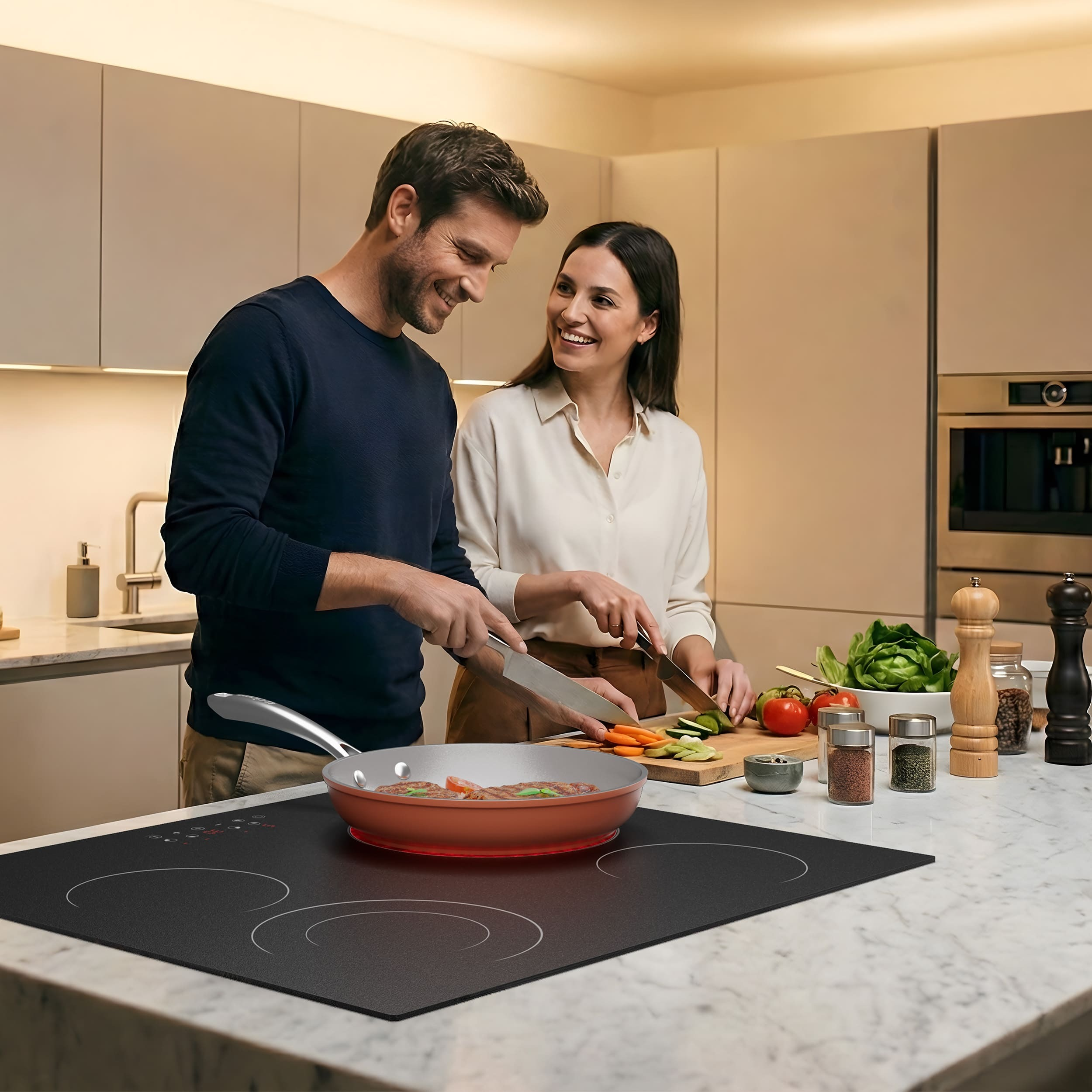 Ein Mann und eine Frau kochen in einer modernen Küche. Sie schneiden Gemüse.