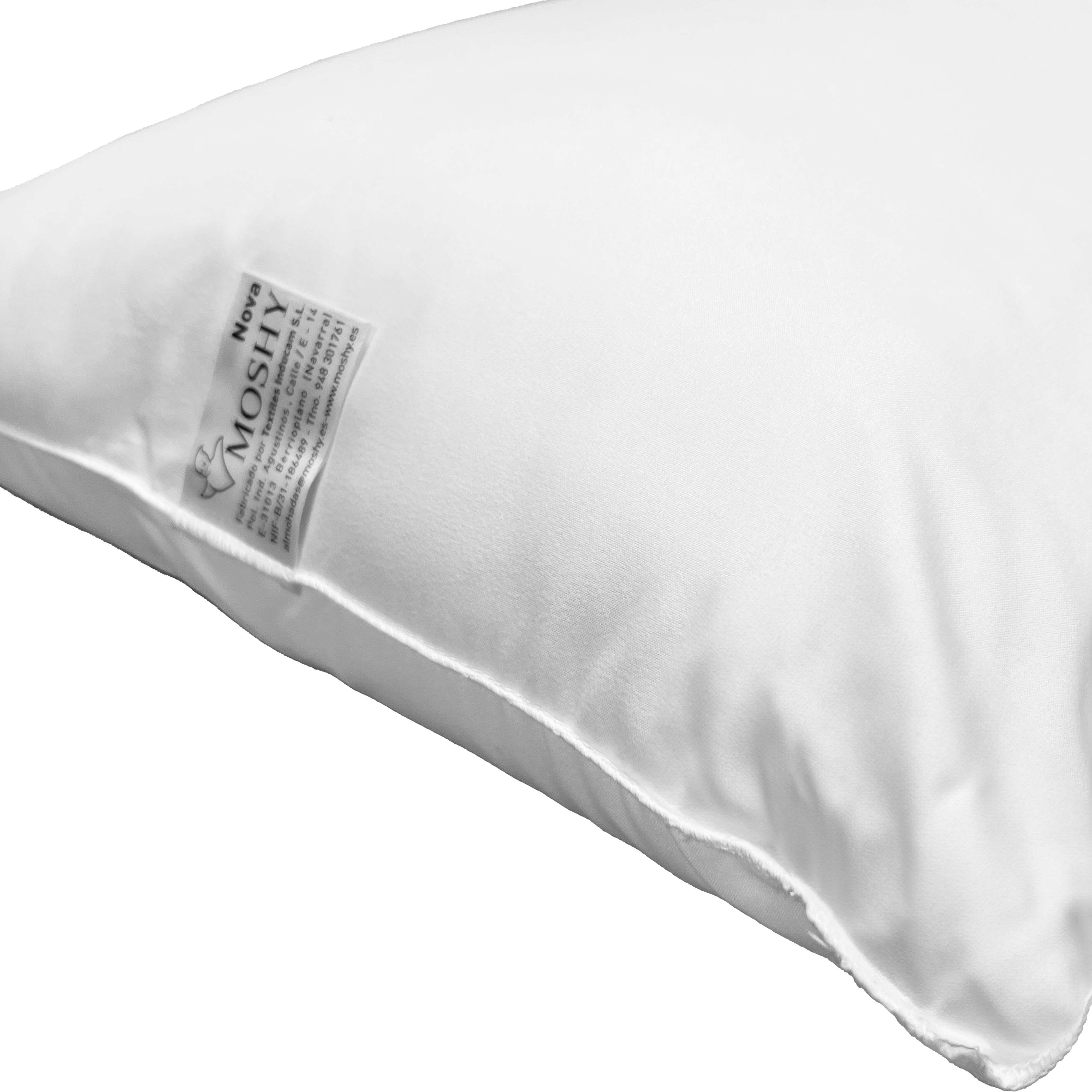 Un cojín blanco con una etiqueta MOSHY que muestra información textil.