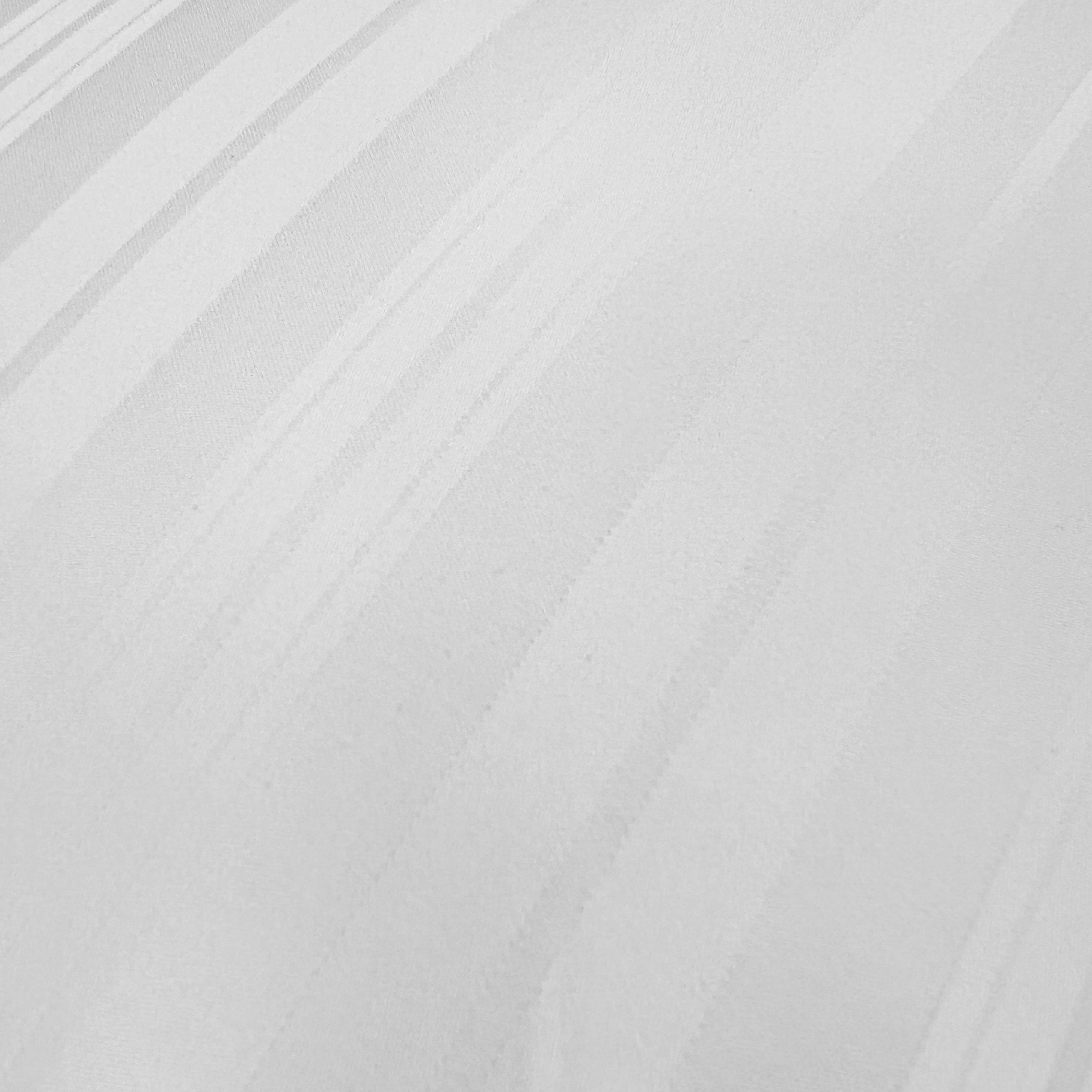 Un primer plano de tela blanca con rayas diagonales.