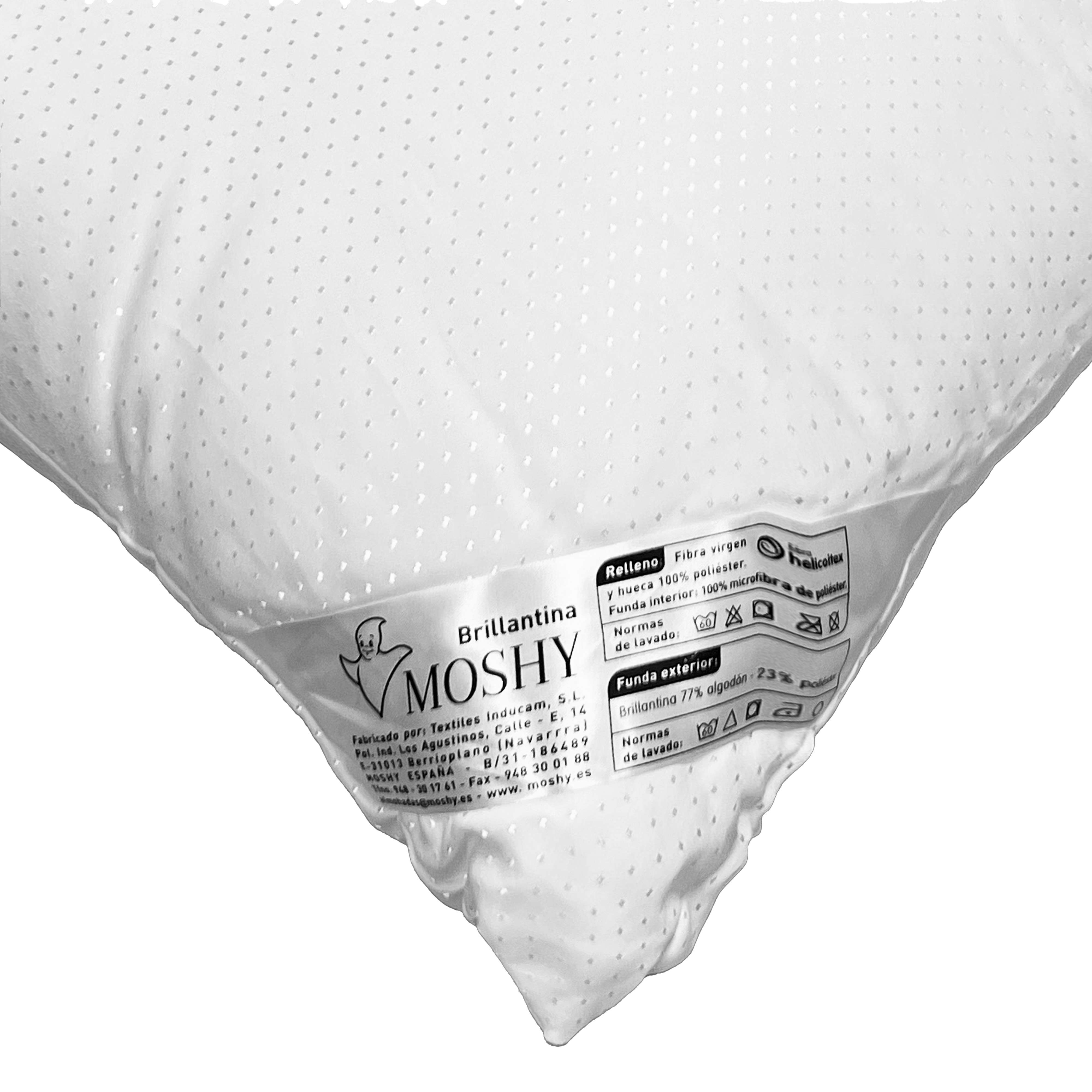 Almohada blanca con patrón de puntos y etiquetas de cuidado. Hecha de 77% algodón, 23% poliéster.