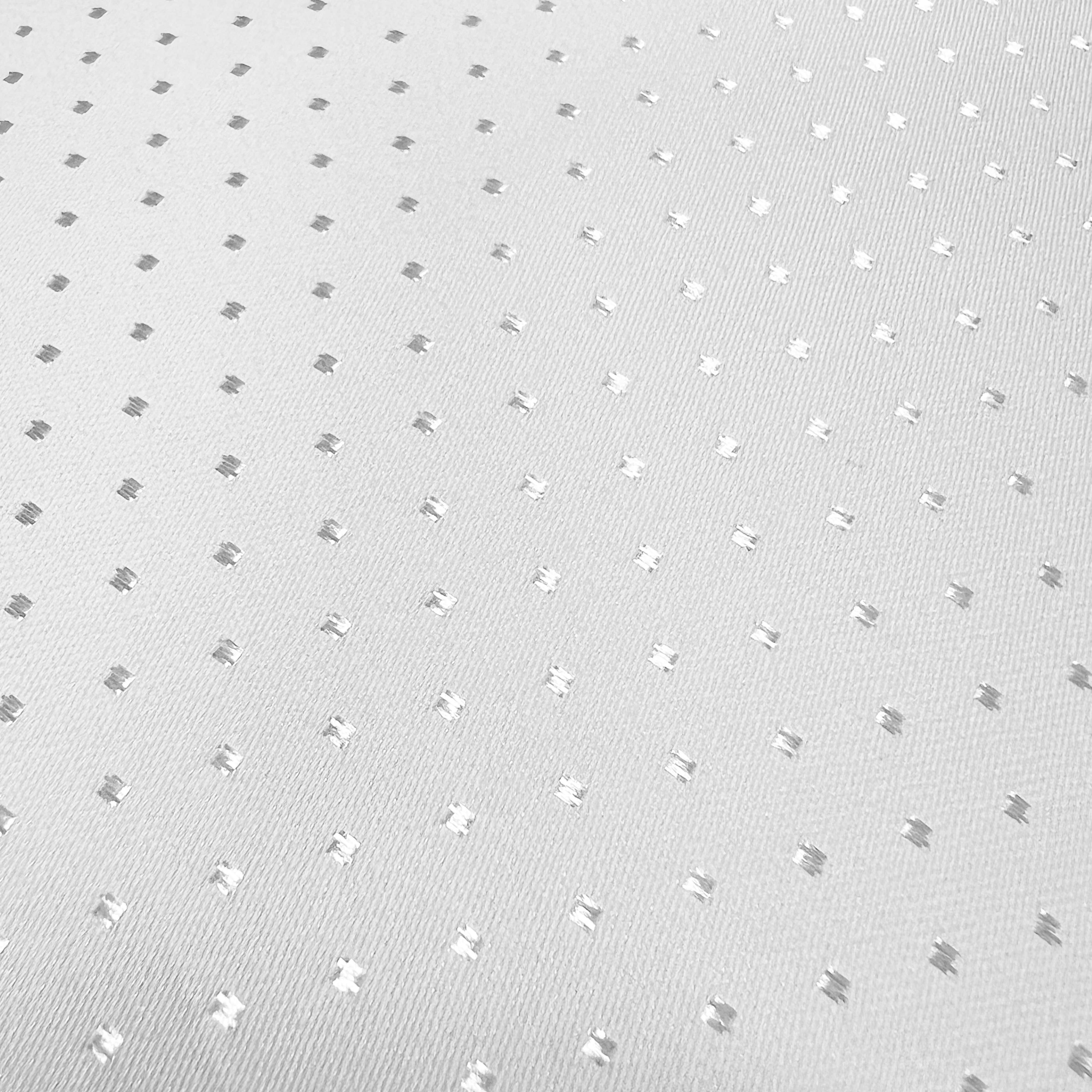 Una superficie de tela blanca con un patrón de pequeños cuadrados gris plateado espaciados uniformemente.