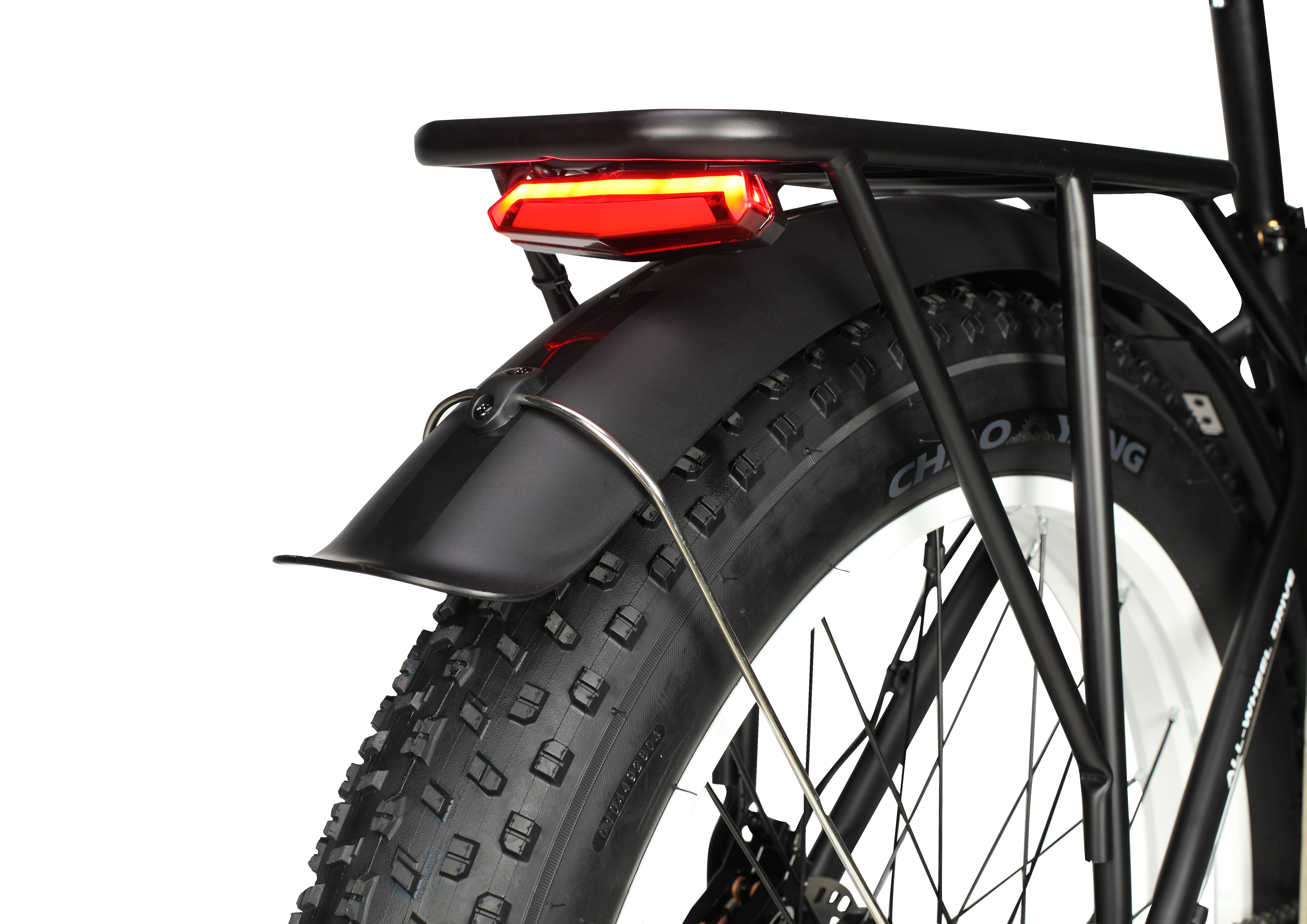 Tylne światło roweru typu fat bike z bagażnikiem i szeroką oponą.