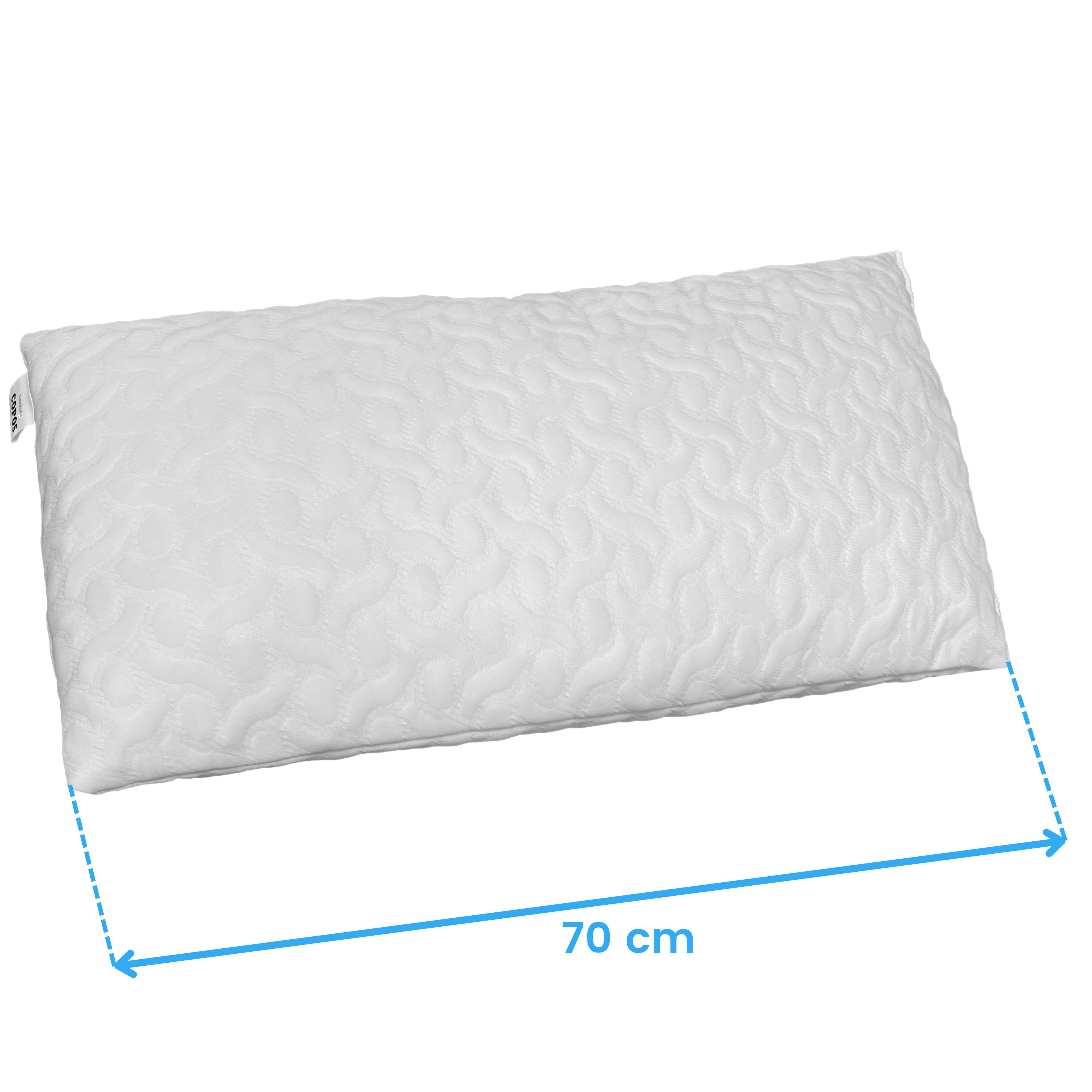Una almohada blanca con patrón y medida de 70 cm.