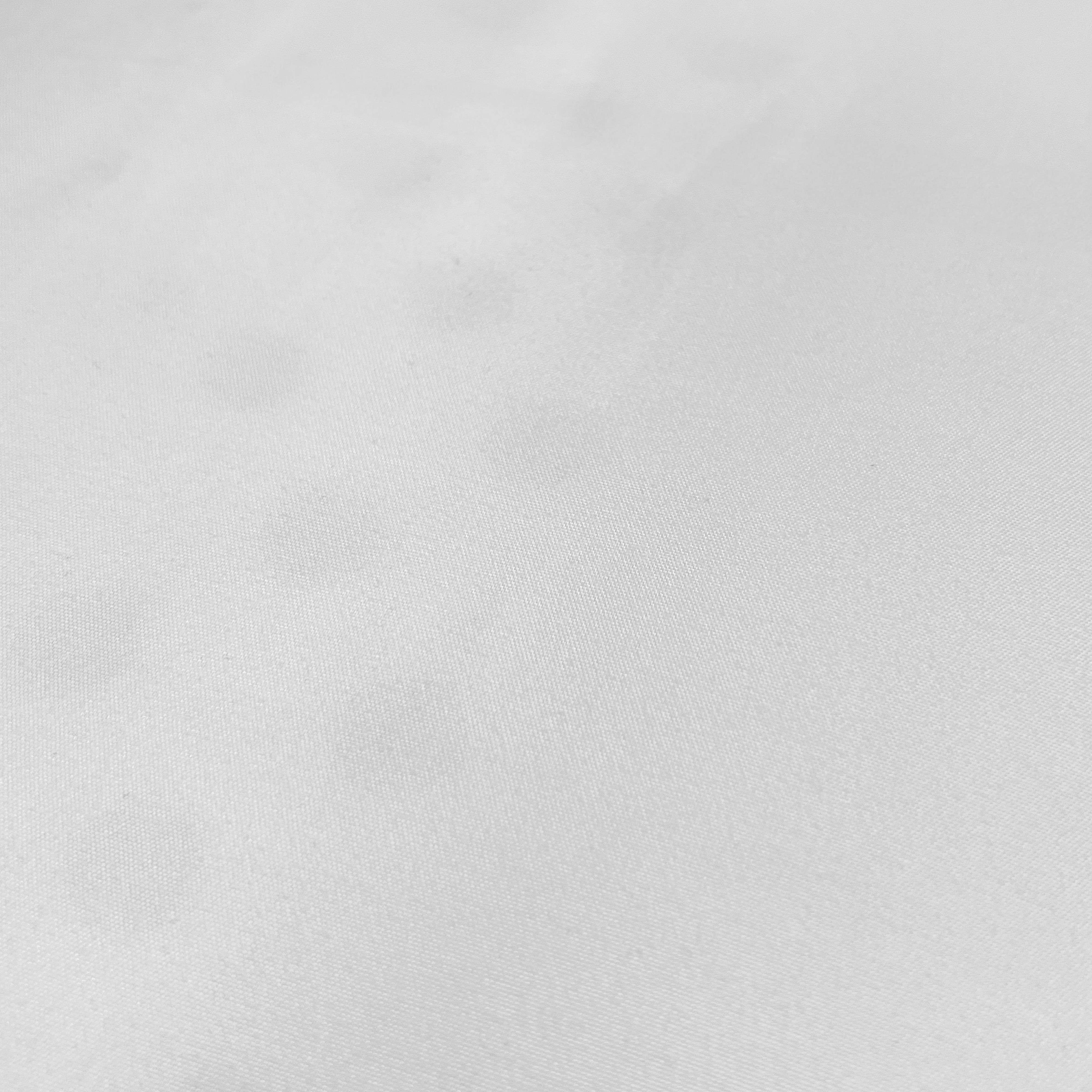 Una tela blanca con textura tejida que llena todo el marco, mostrando sutiles pliegues.